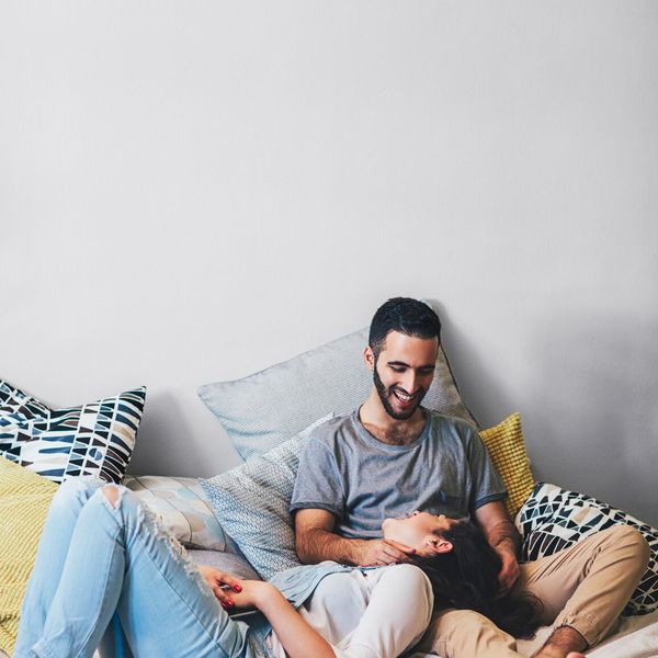 夫妇在床上休息