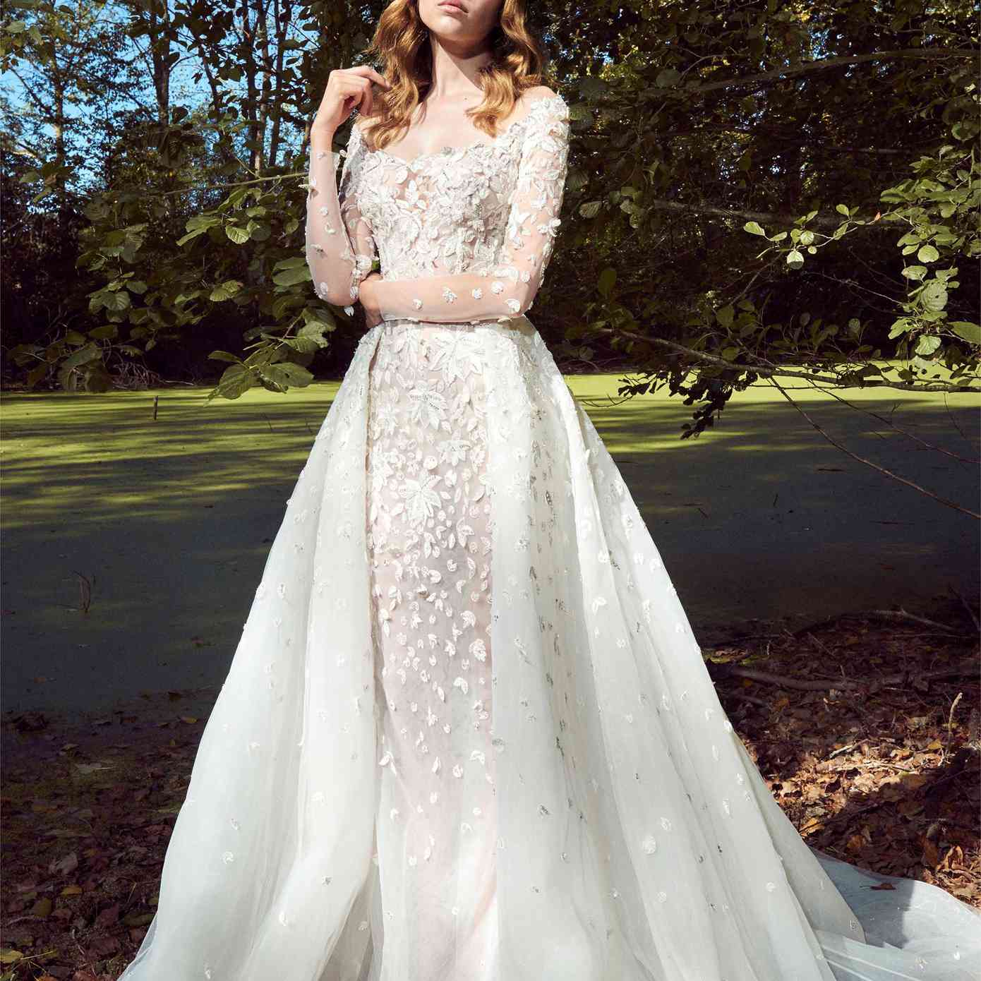 模型在露肩长袖礼服印花布花贴花和一个匹配的半裙