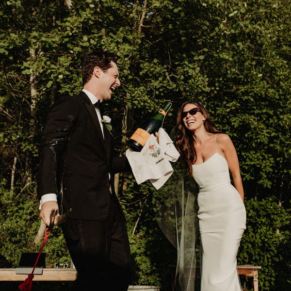 夫妇打开香槟庆祝