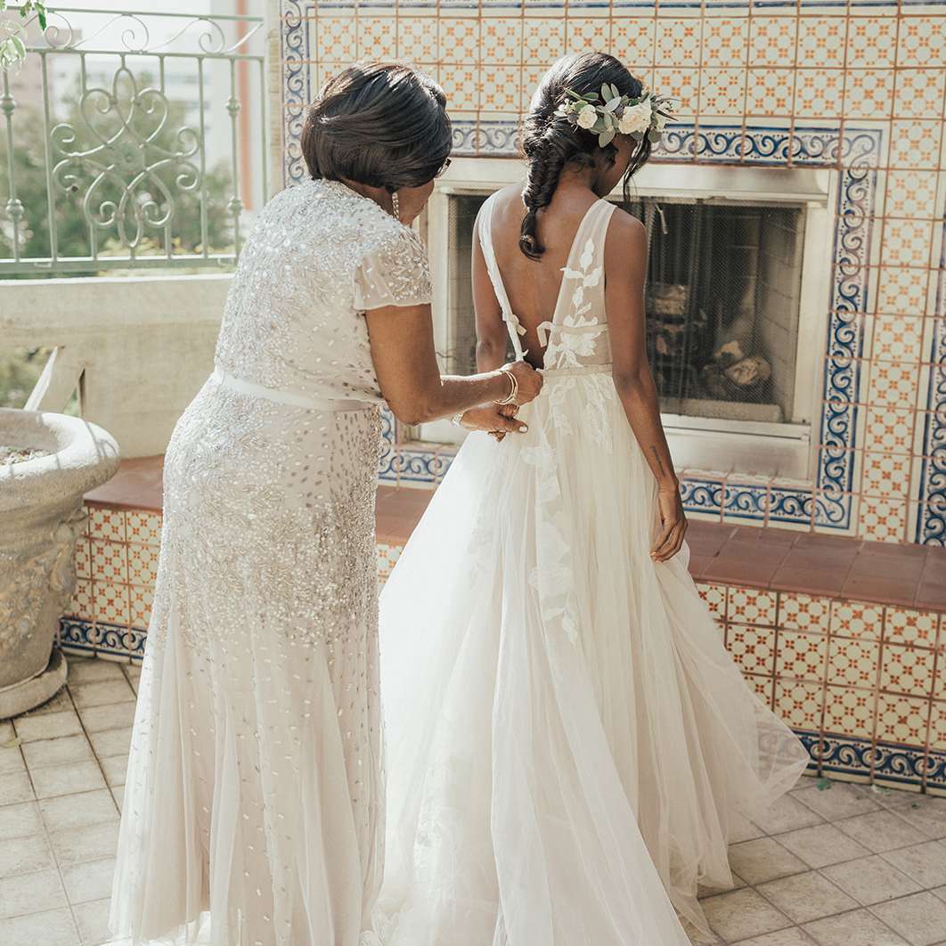 妈妈拉上新娘的婚纱礼服