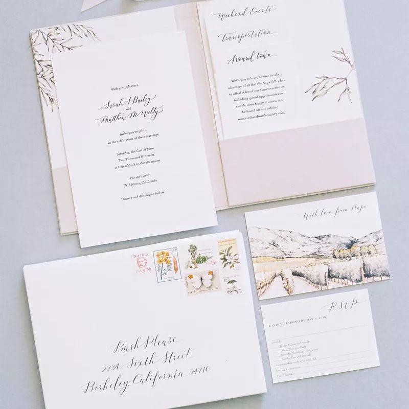 粉红色和白色邀请套房