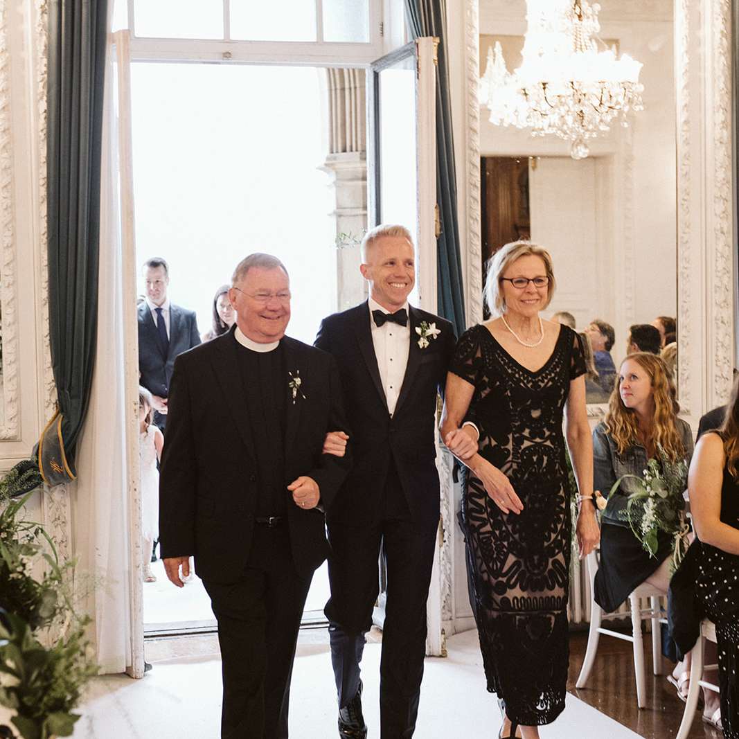 克里斯走过来与他的父母过道