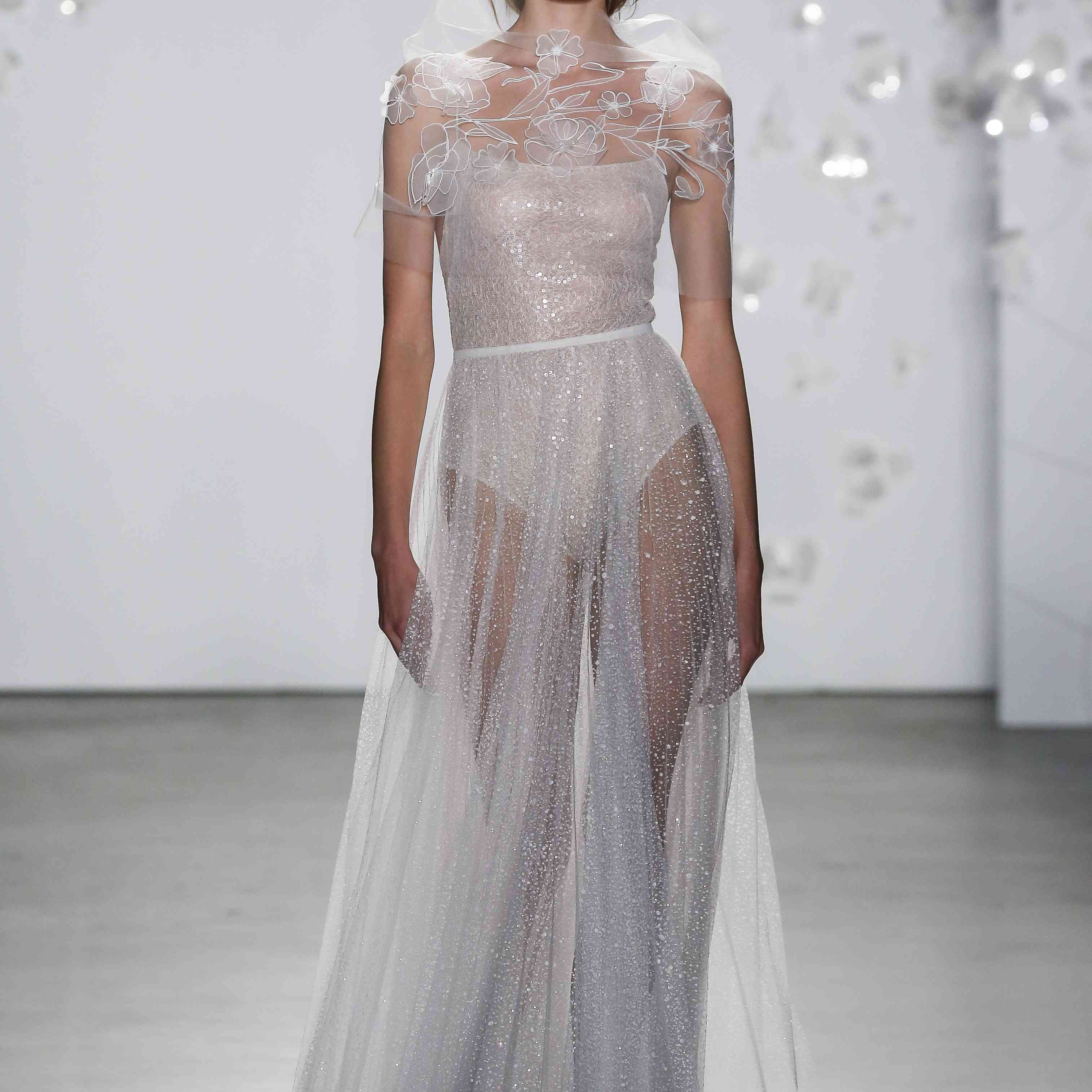 模型亮片紧身衣与纯粹的火花薄纱罩裙和花晕