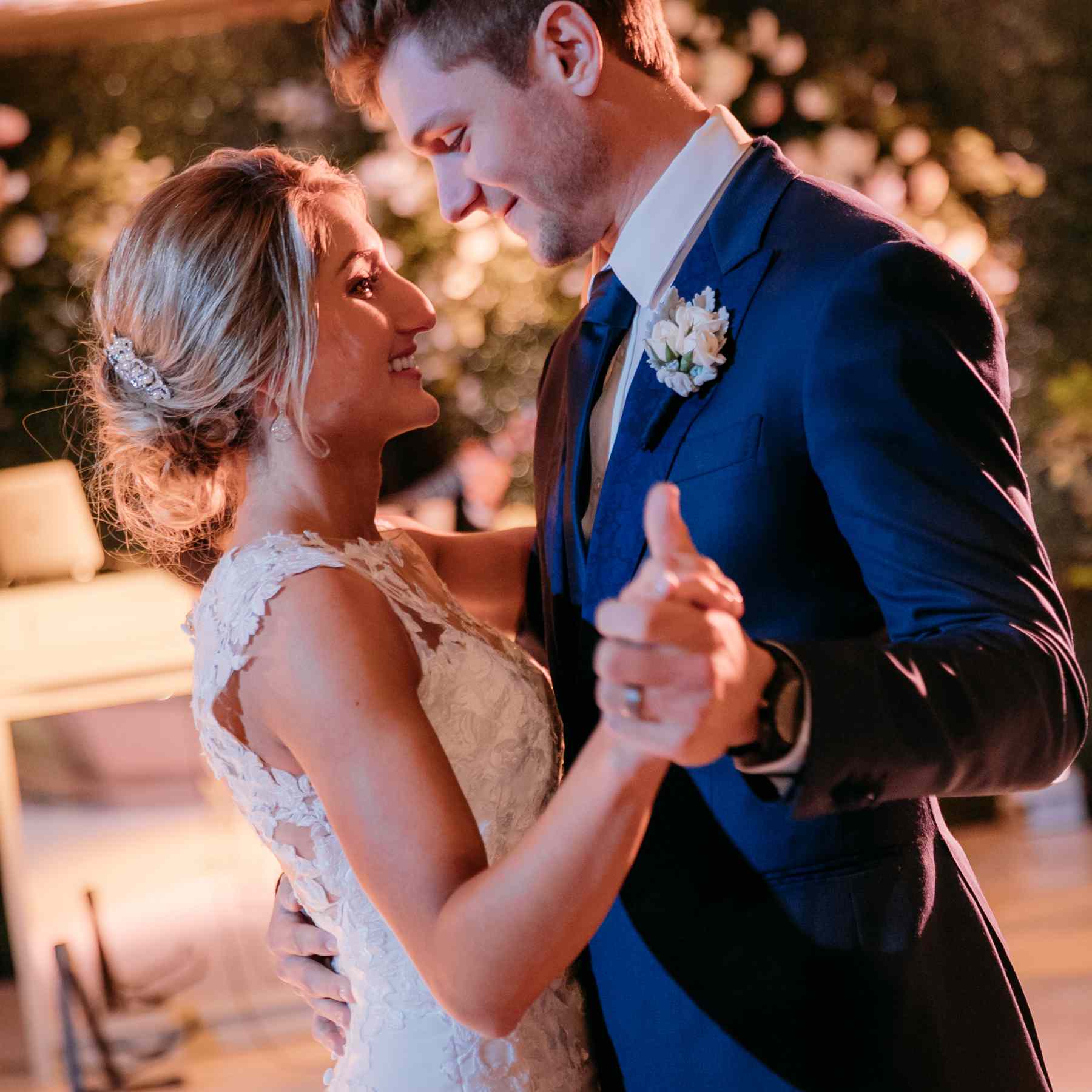 新娘和新郎跳舞