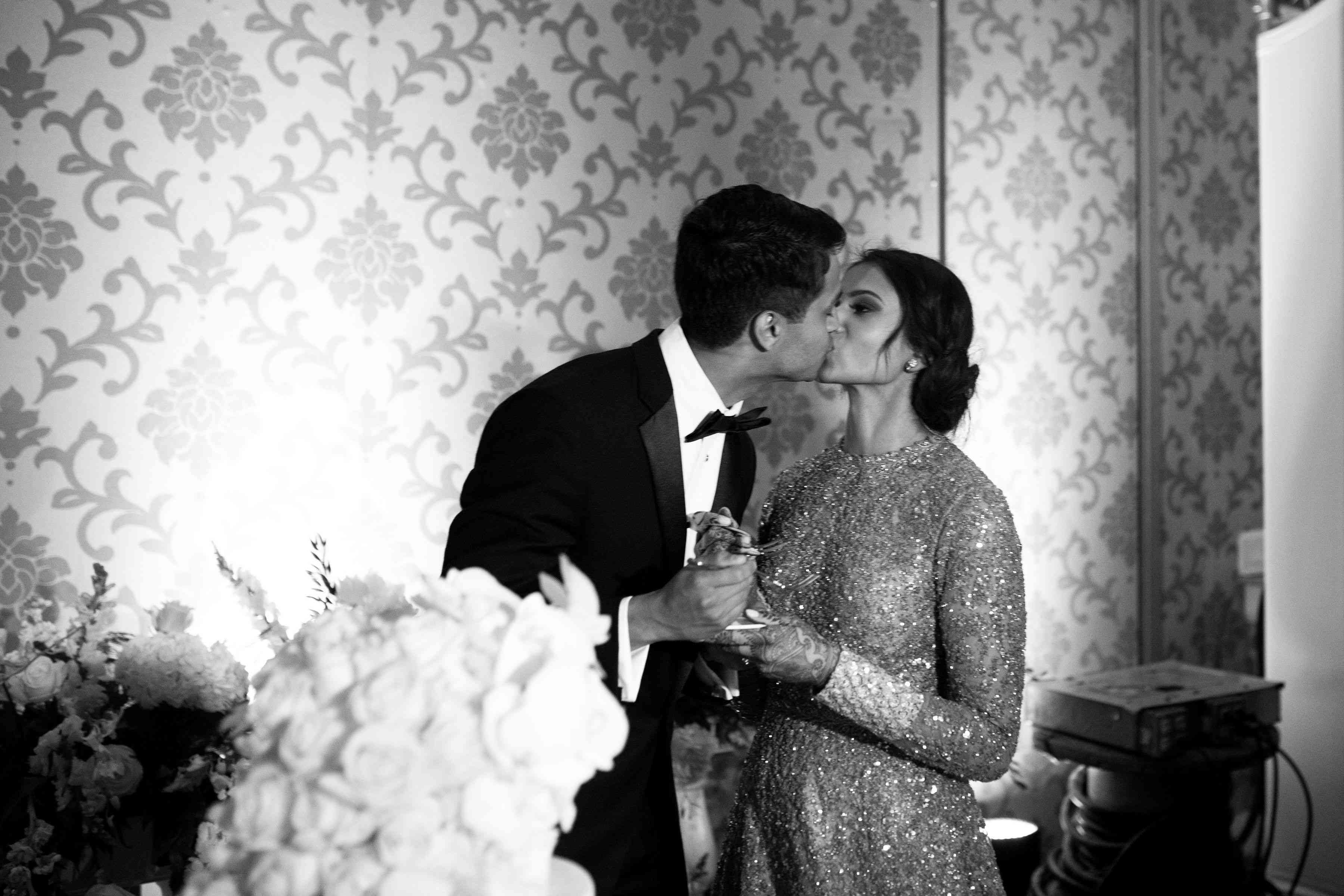 新娘和新郎接吻