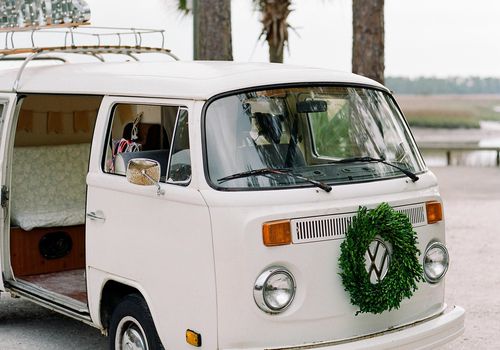 <p>vw bug with花环</p