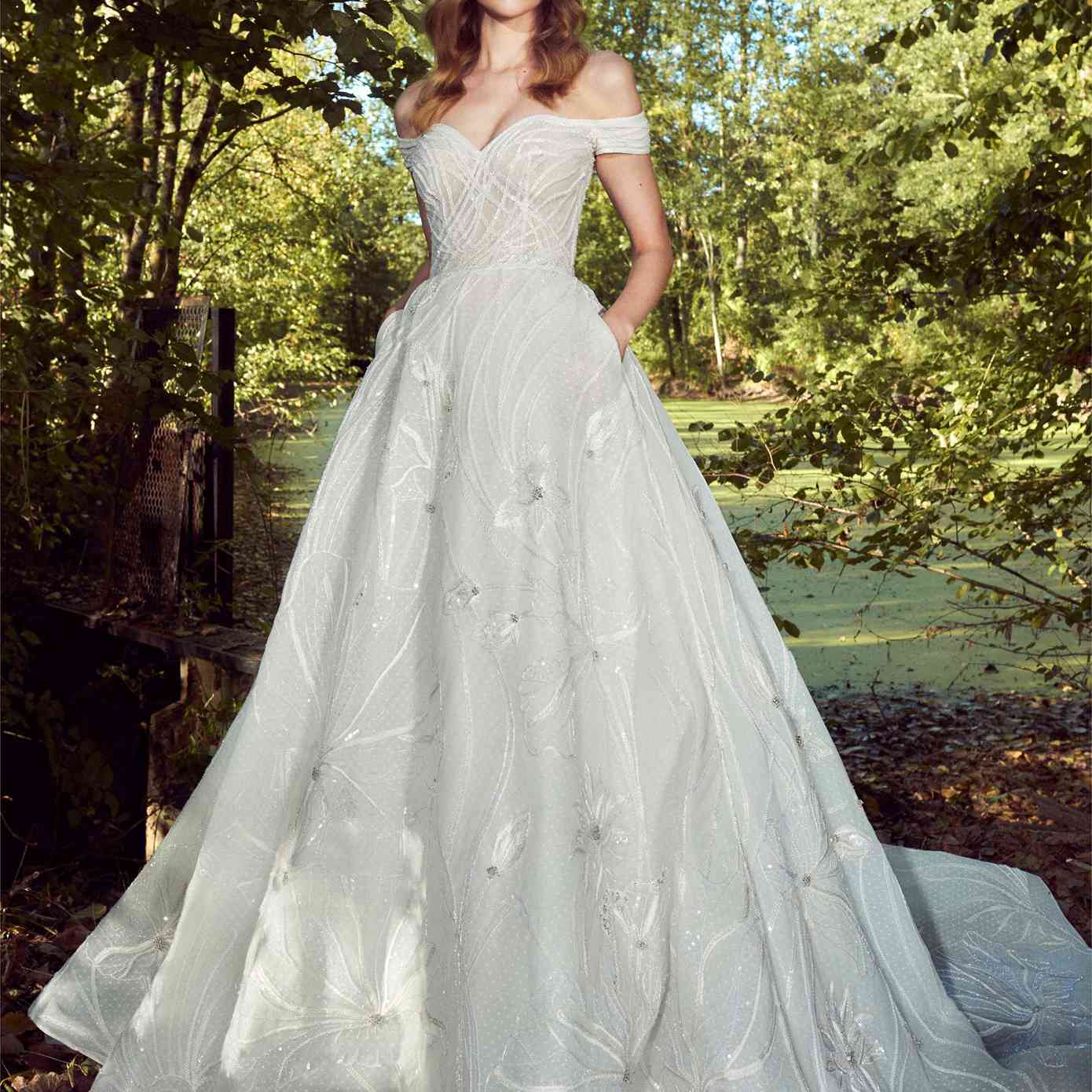 模型与银露肩甜心虚线薄纱舞会礼服串珠刺绣和裙子的口袋