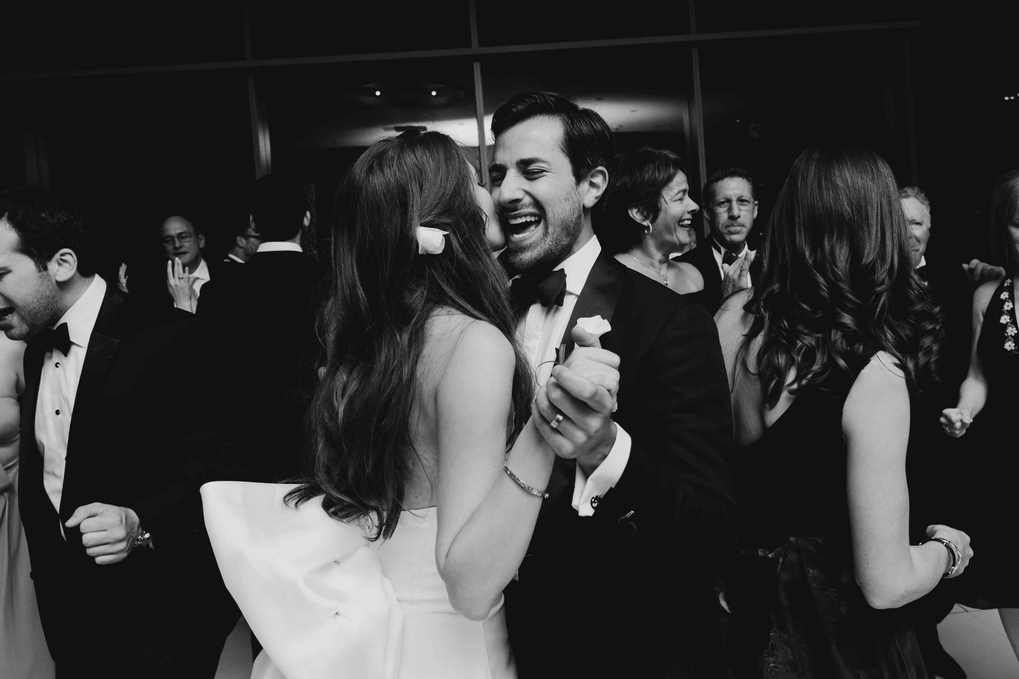 新娘在舞池里亲吻新郎