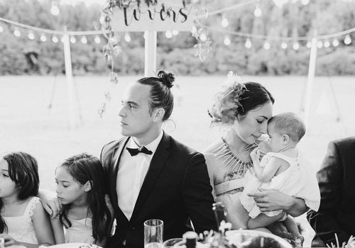 <P>新娘和与他们的孩子新郎。</ P>