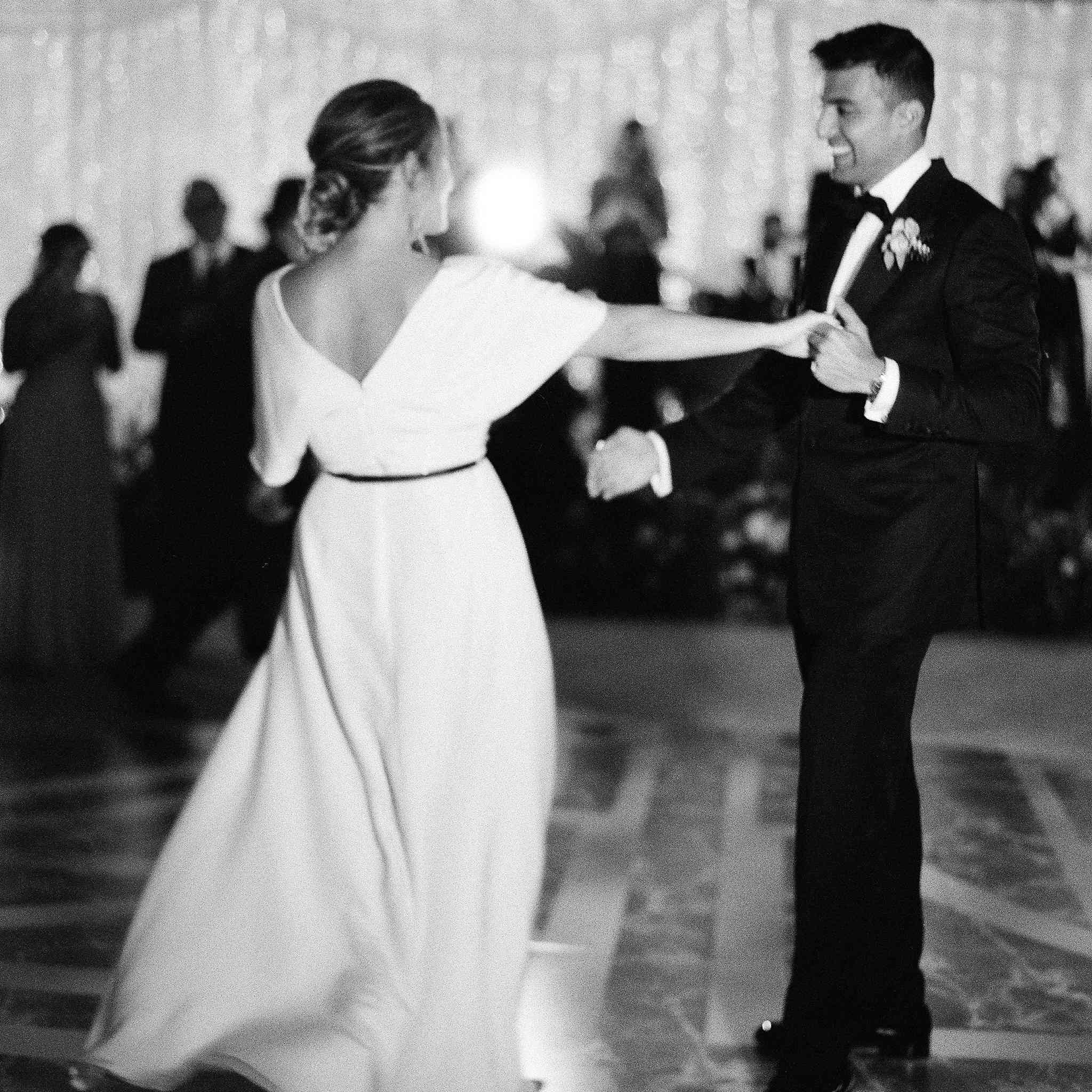 新娘和新郎跳舞