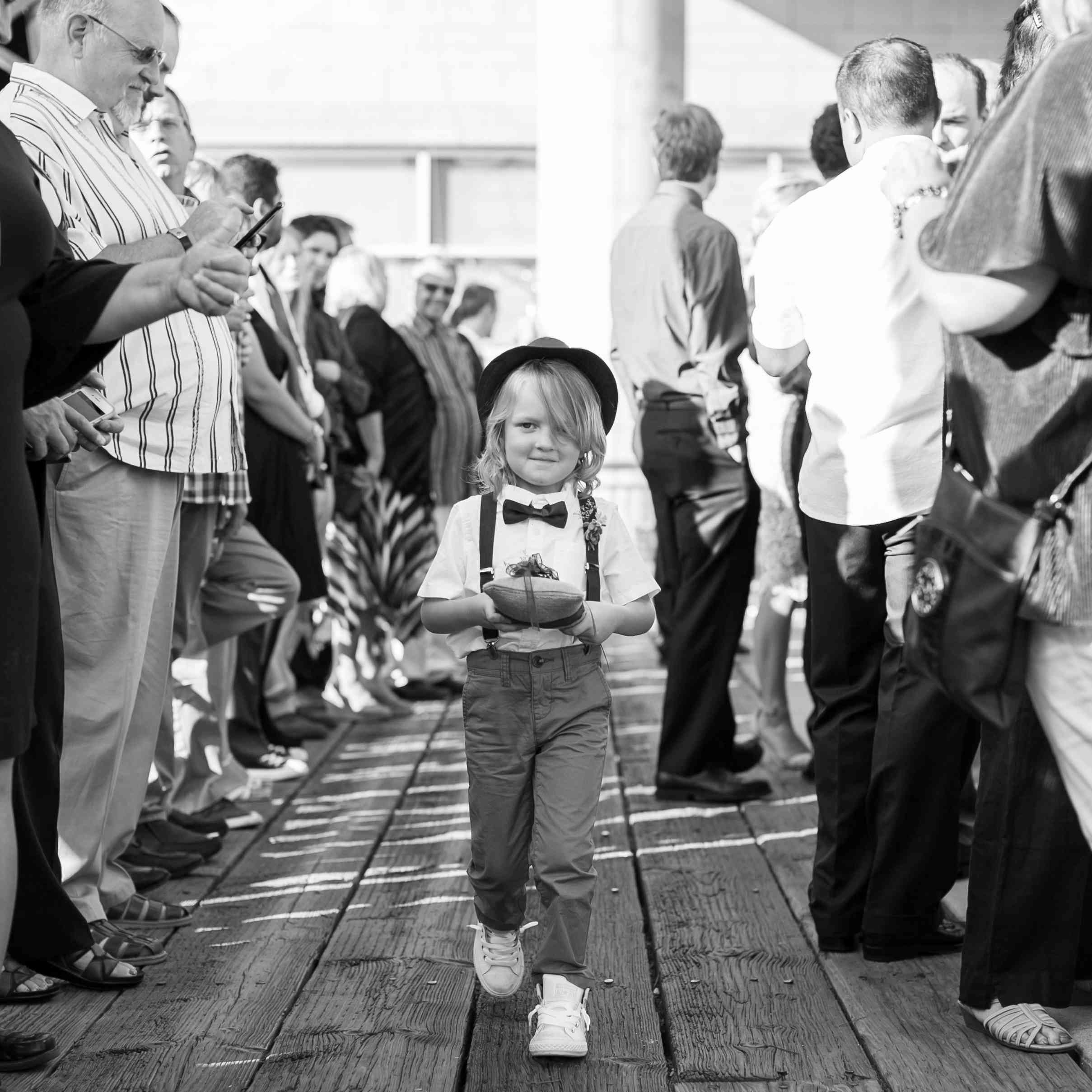 送戒指的人走在自己的走道上