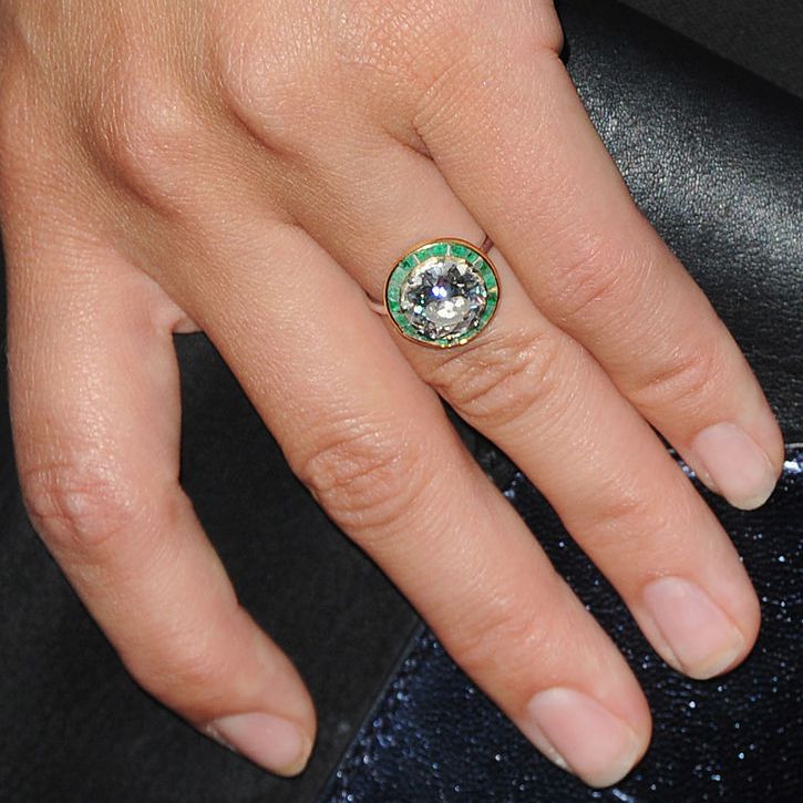 奥利维亚·王尔德的钻石祖母绿订婚戒指188bet官网88bet官网