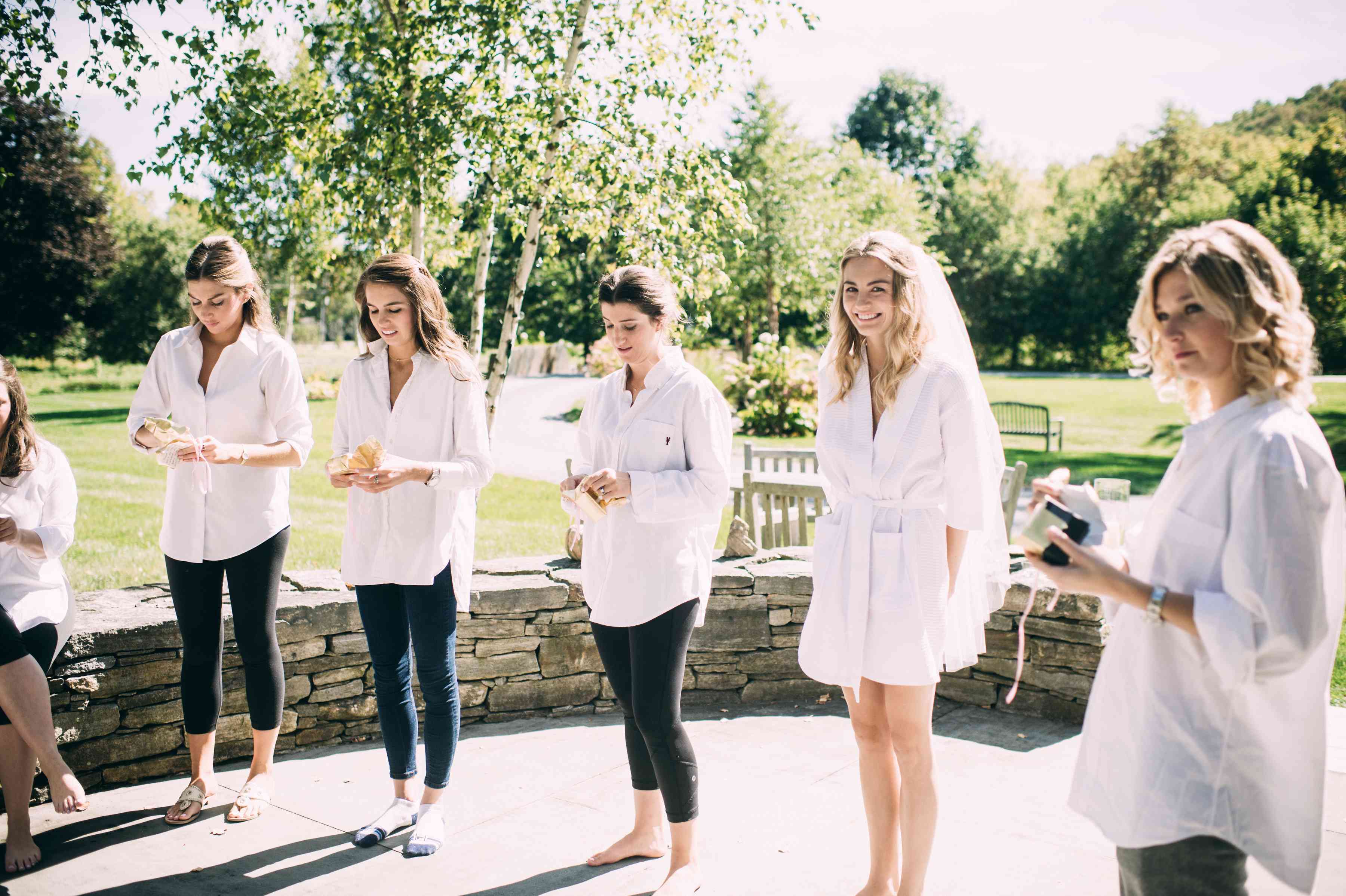 <p>伴娘打开他们的伴娘礼物</ p> <br> <br> <br>