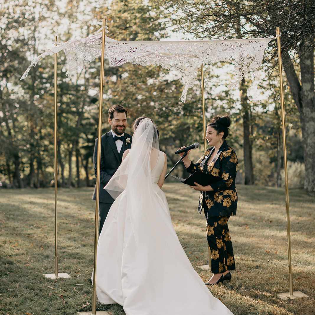 在新郎的新娘在婚礼期间