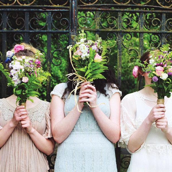 三个伴娘在户外捧着花束