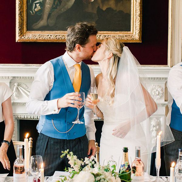 在接待期间接吻的新婚夫妇