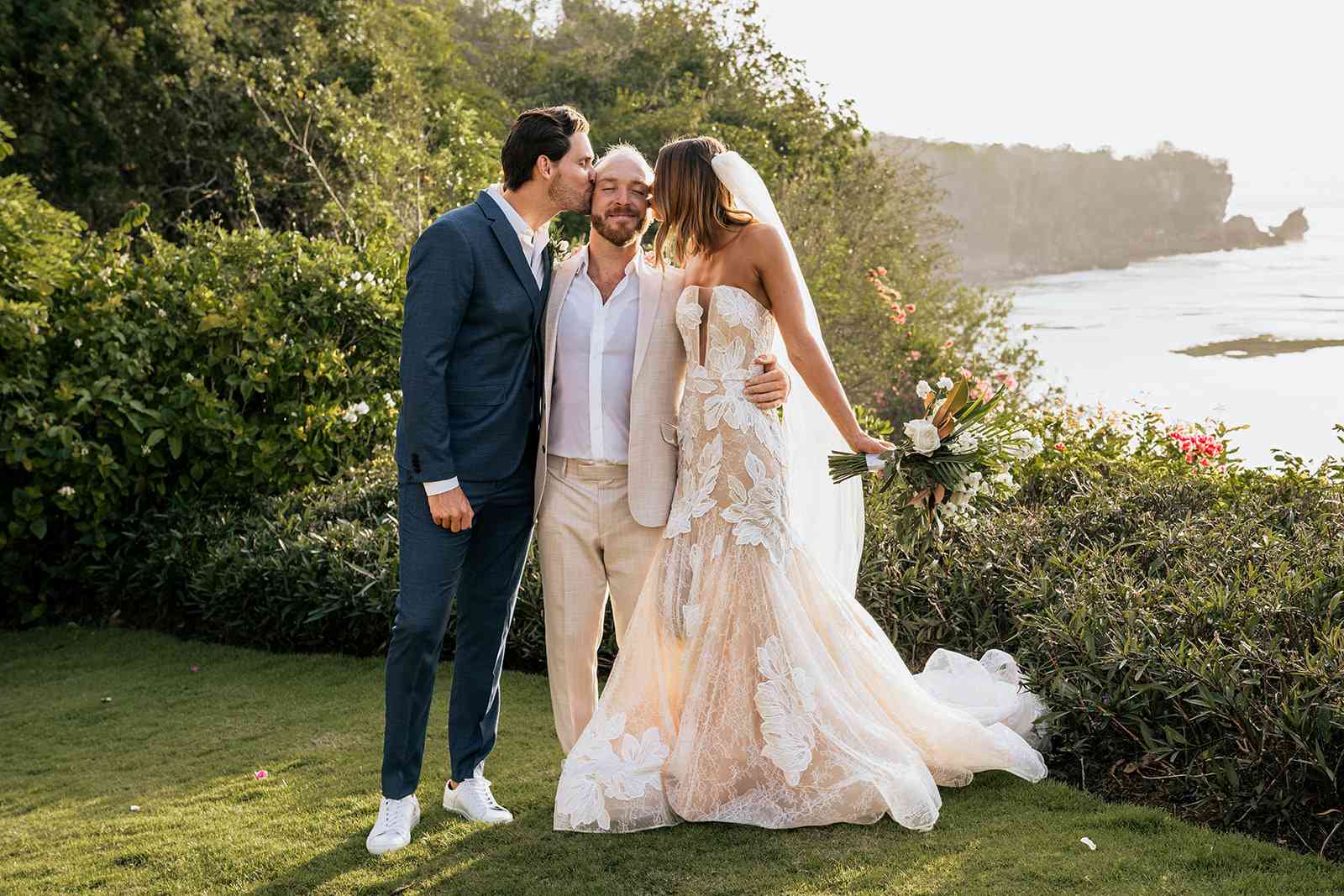 新娘和新郎的朋友“class=