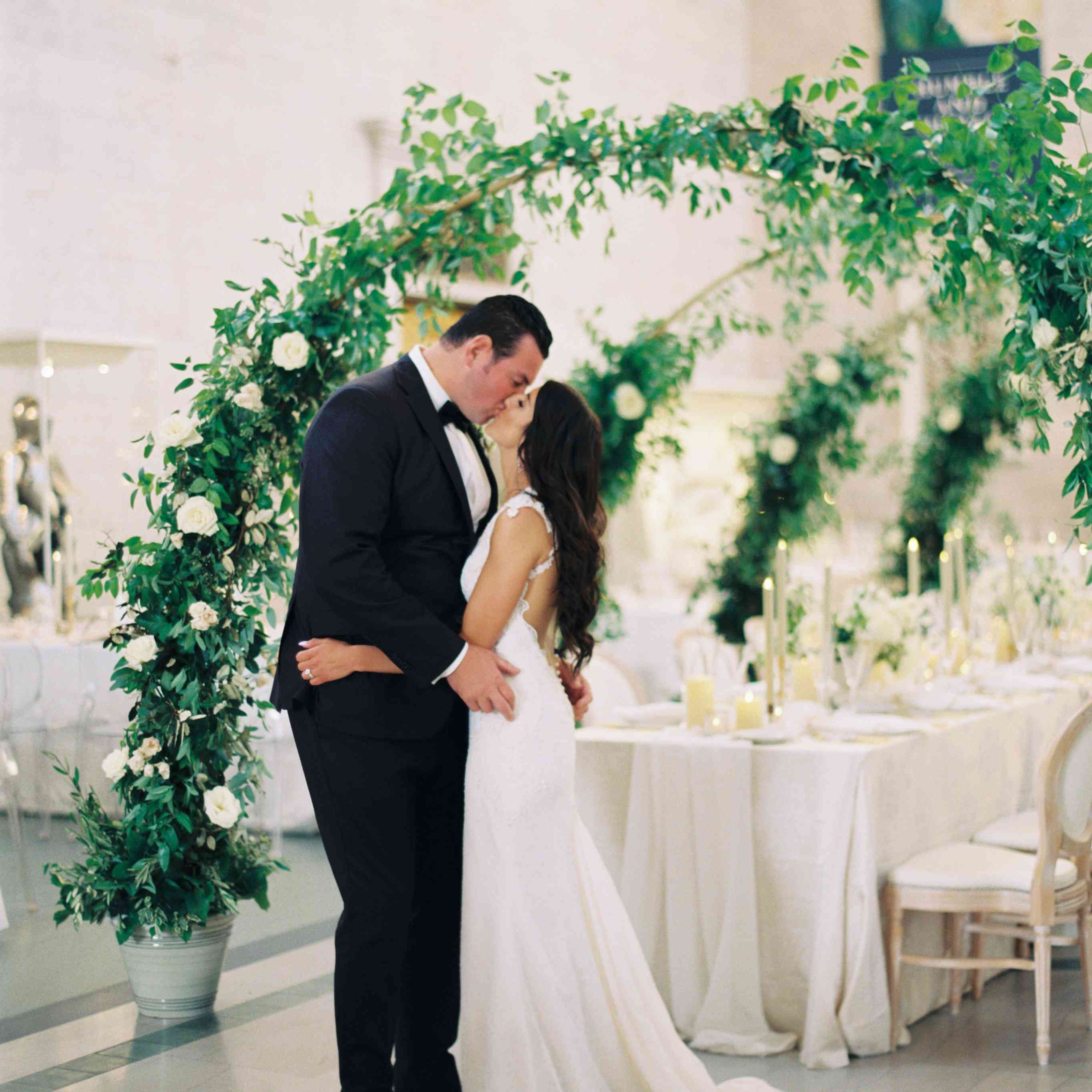 夫妻俩共享一个吻