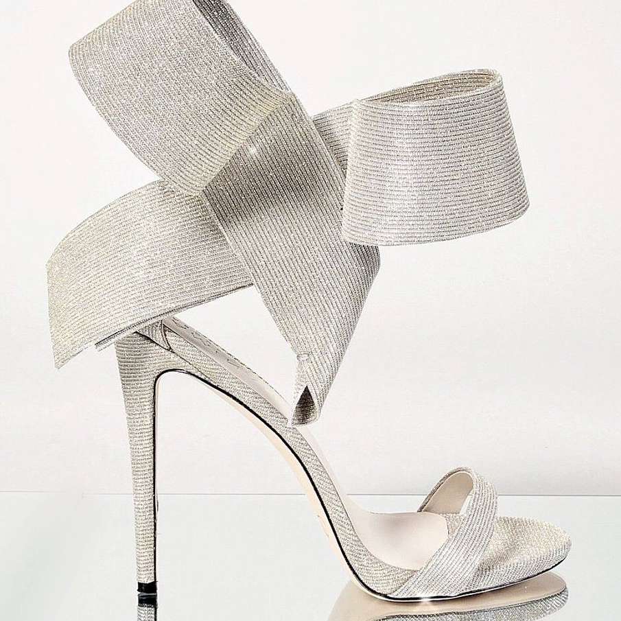 闪闪发光的脚跟与弓