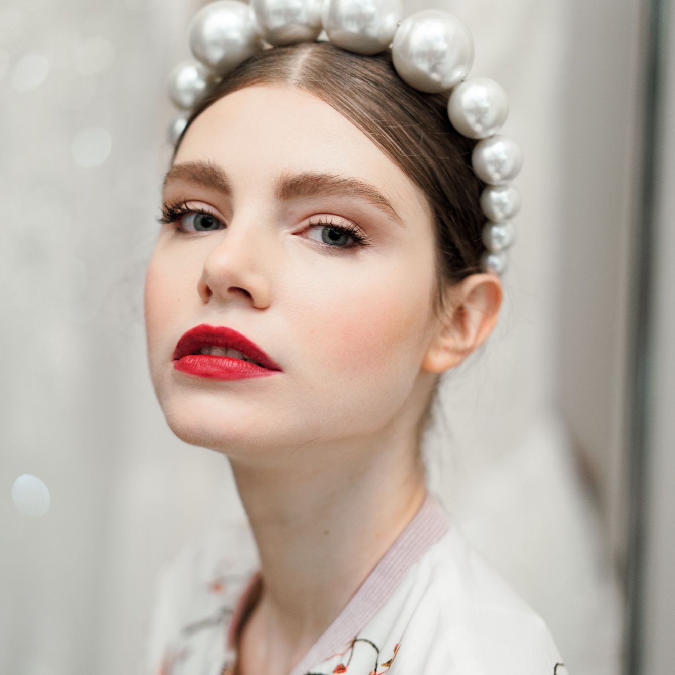 珍珠头带和红色嘴唇的模型