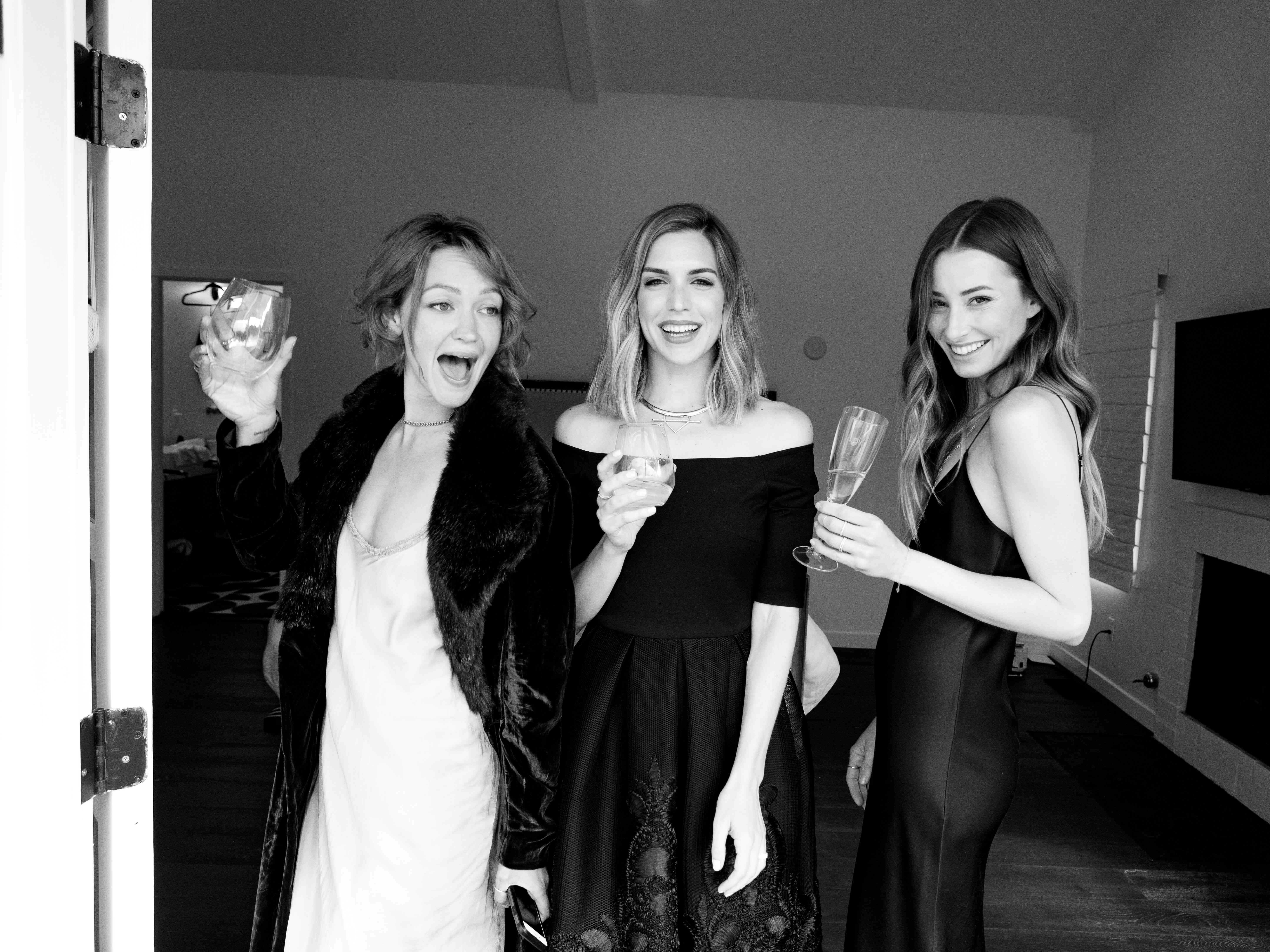 女孩们边喝酒边微笑