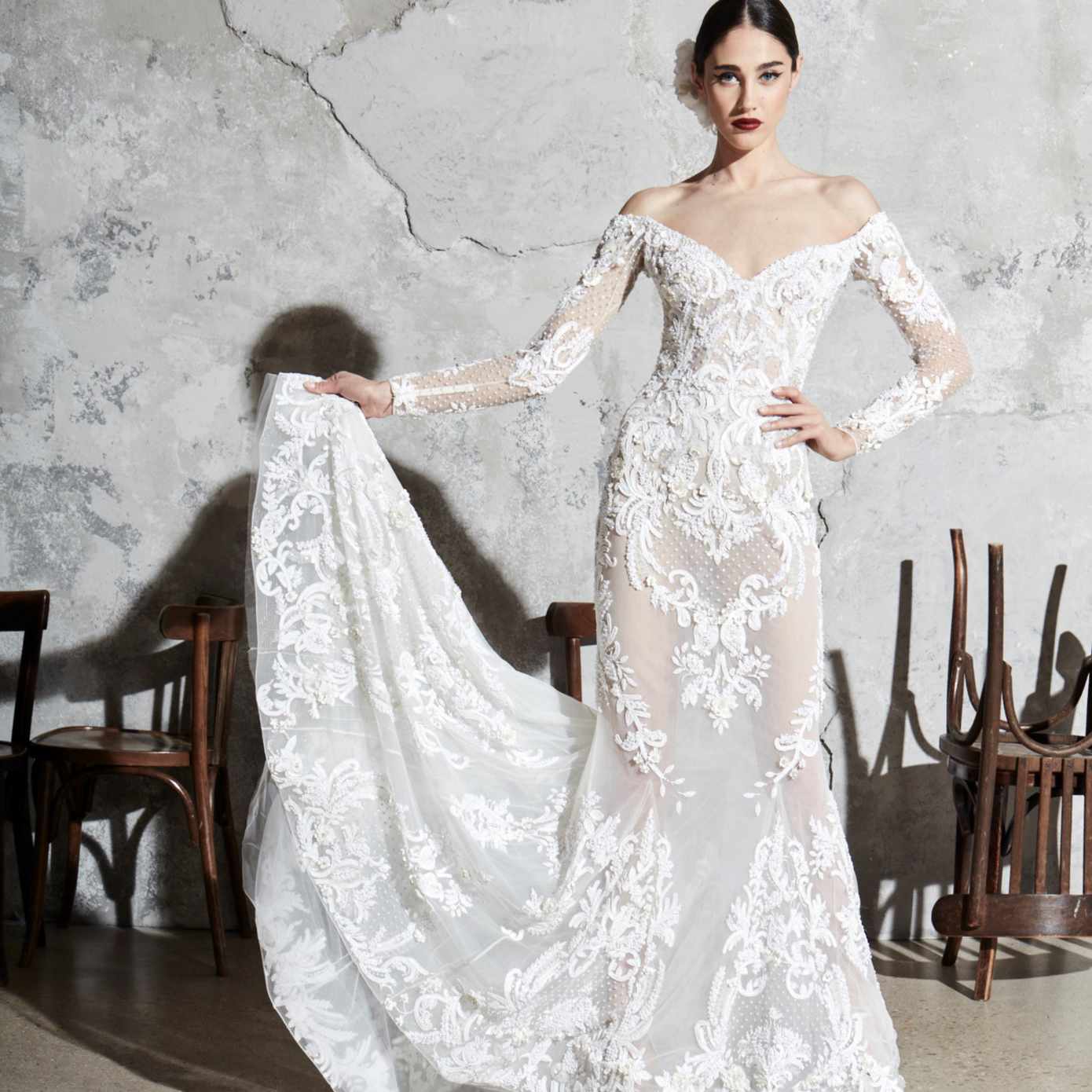 模型在露肩长袖绣花纱美人鱼礼服贴花