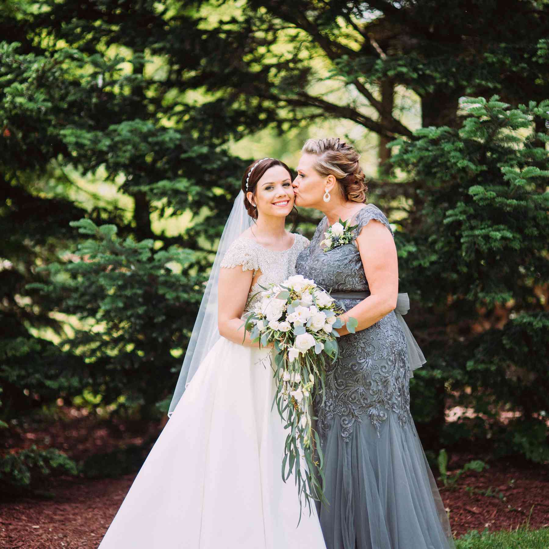 成了仿莫霍克发型高髻