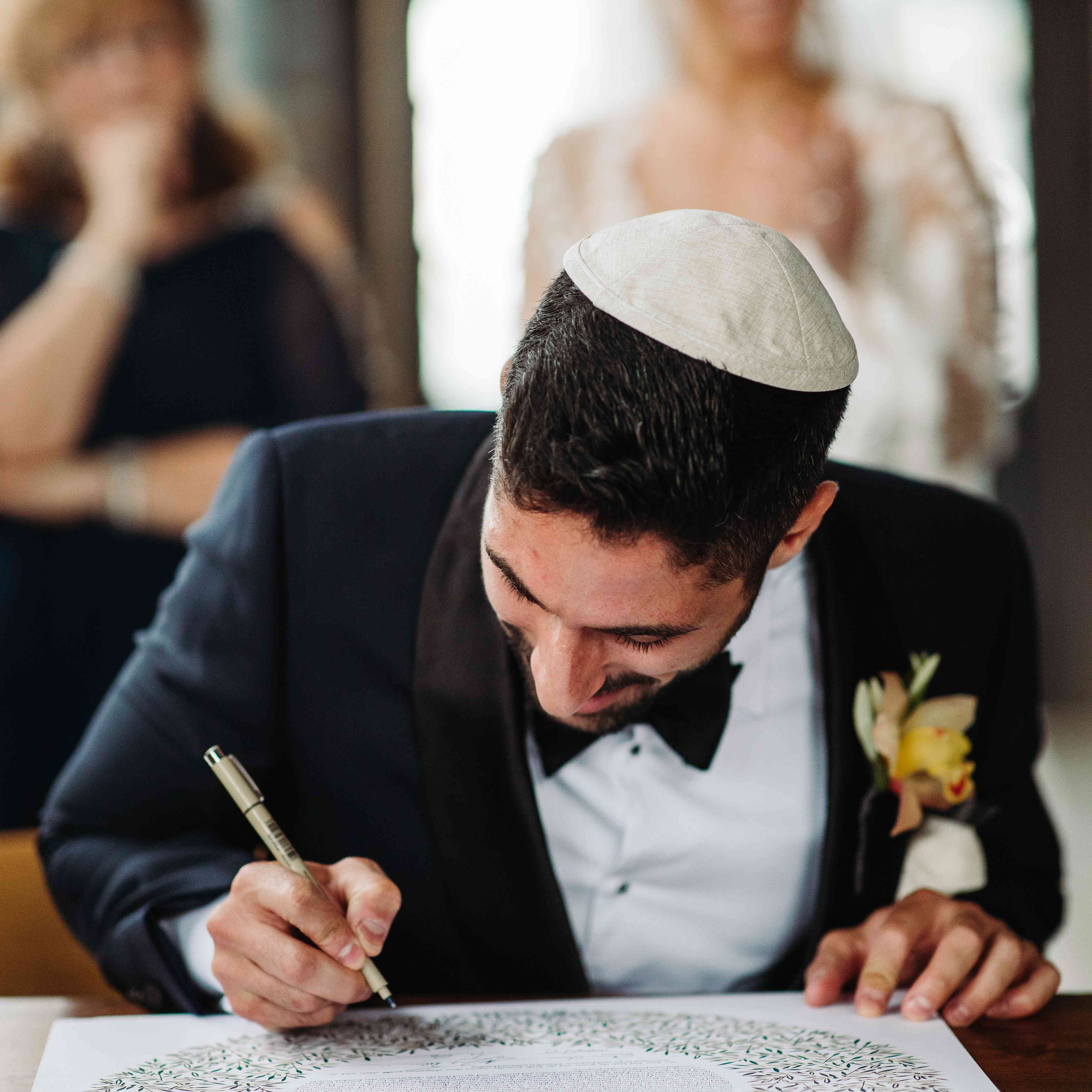 新郎签署Ketubah.