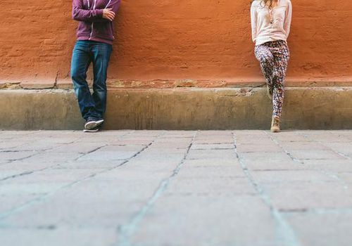 男人和女人分开站着。