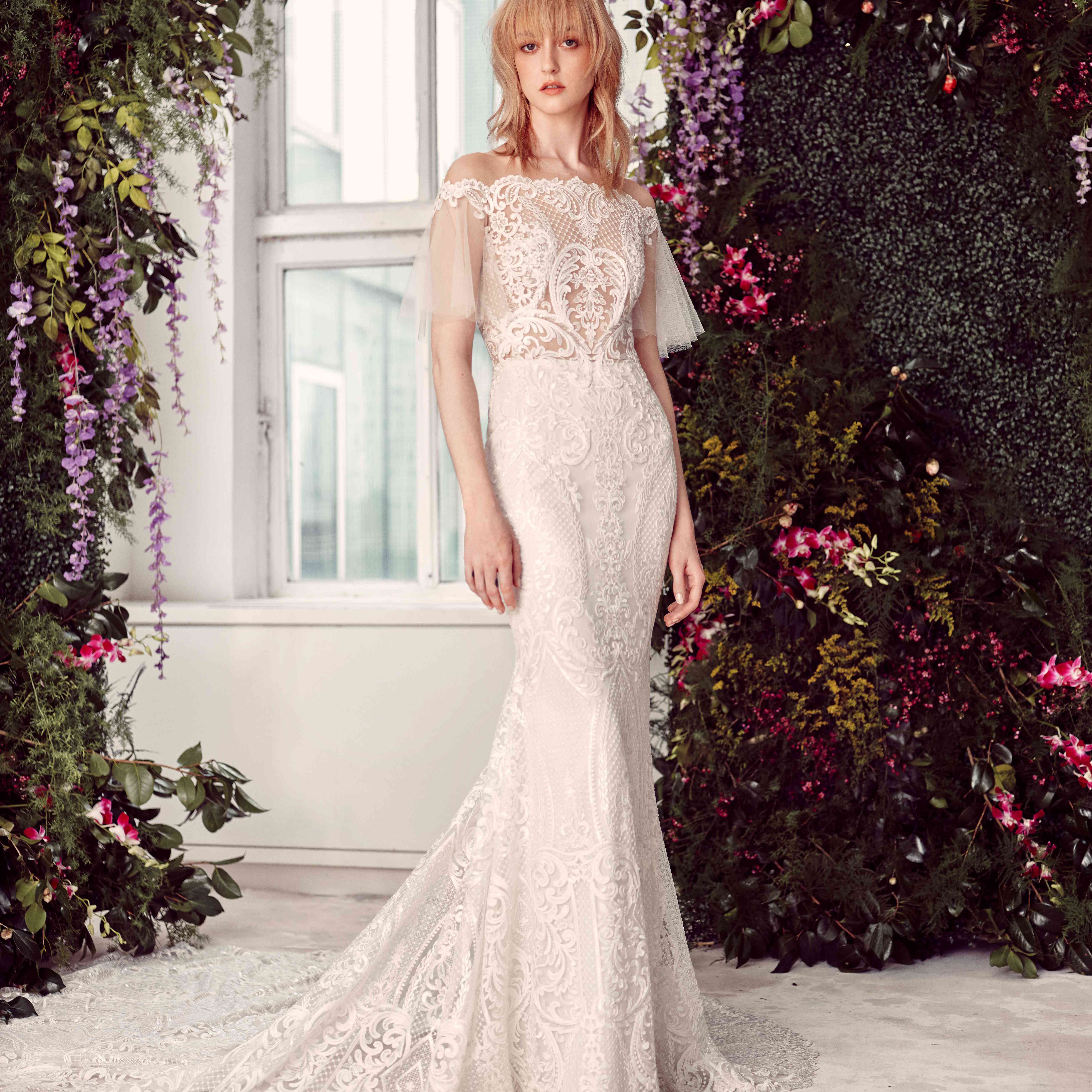 在场外的花边肩紧身连衣裙与蝴蝶袖型