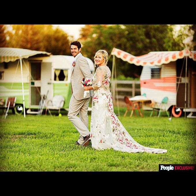 2015年，珍妮·加斯和大卫·艾布拉姆斯在《Claire Pettibone》中结婚