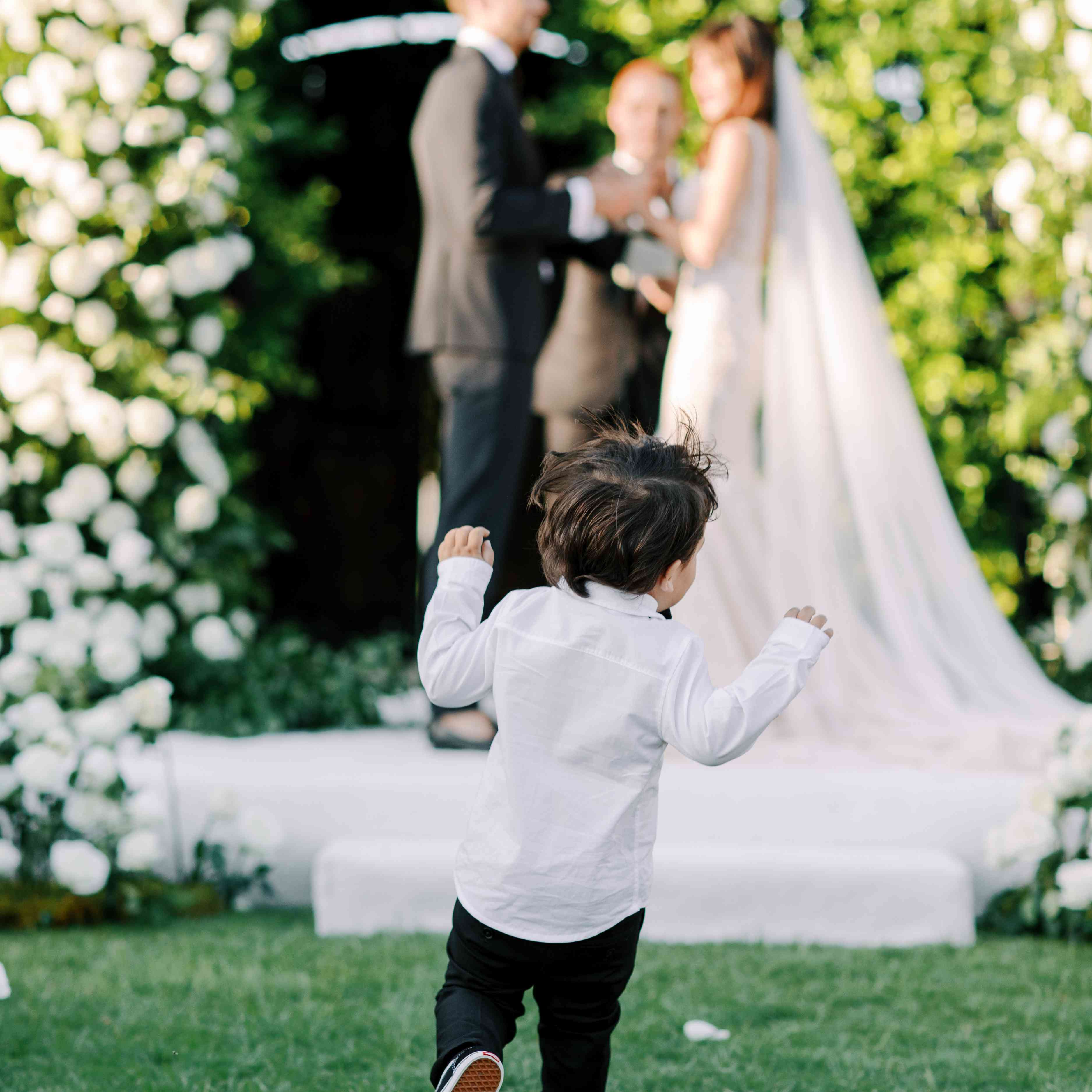 男孩跑过婚礼的通道