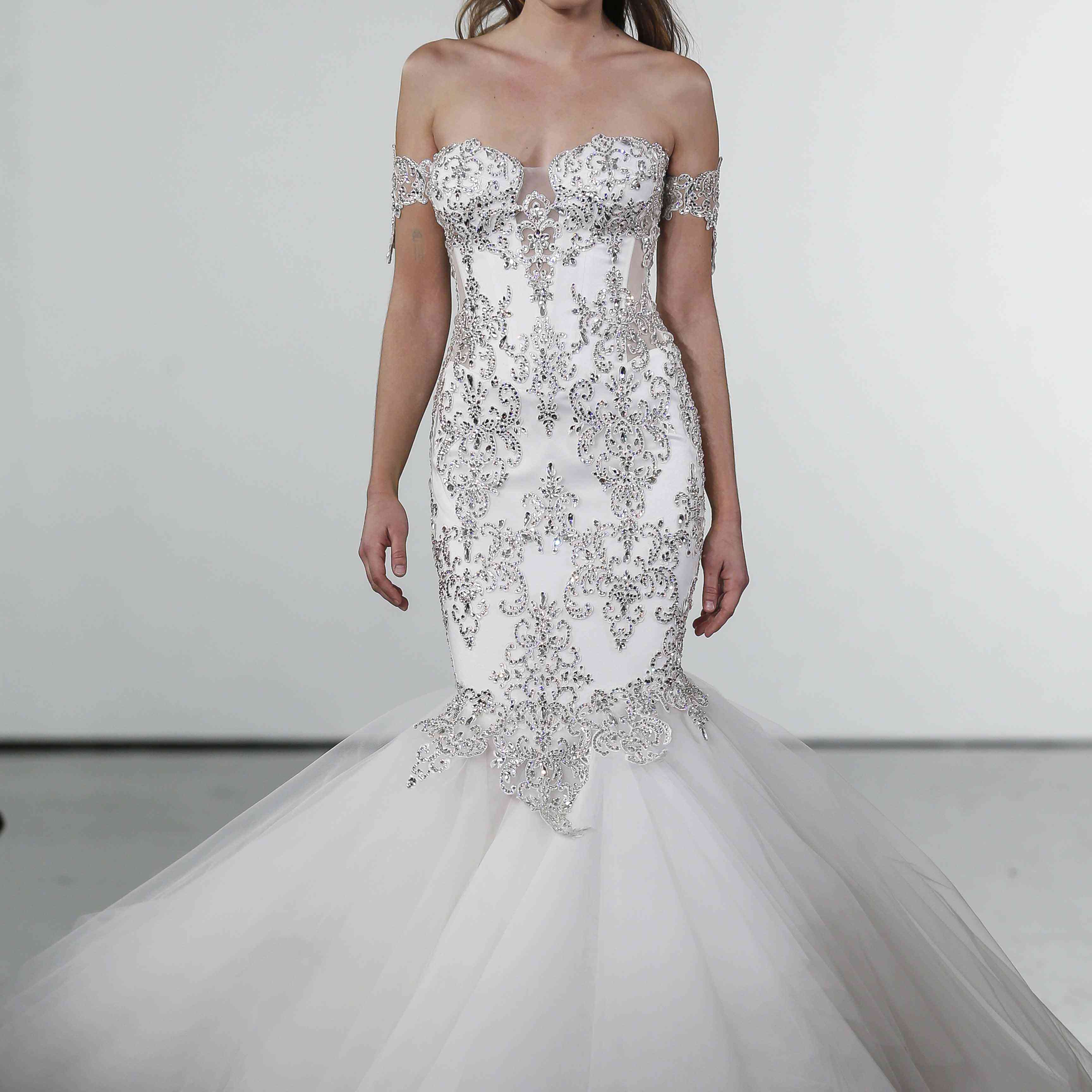 模型在肩上银色的珠绣美人鱼衣服与薄纱裙