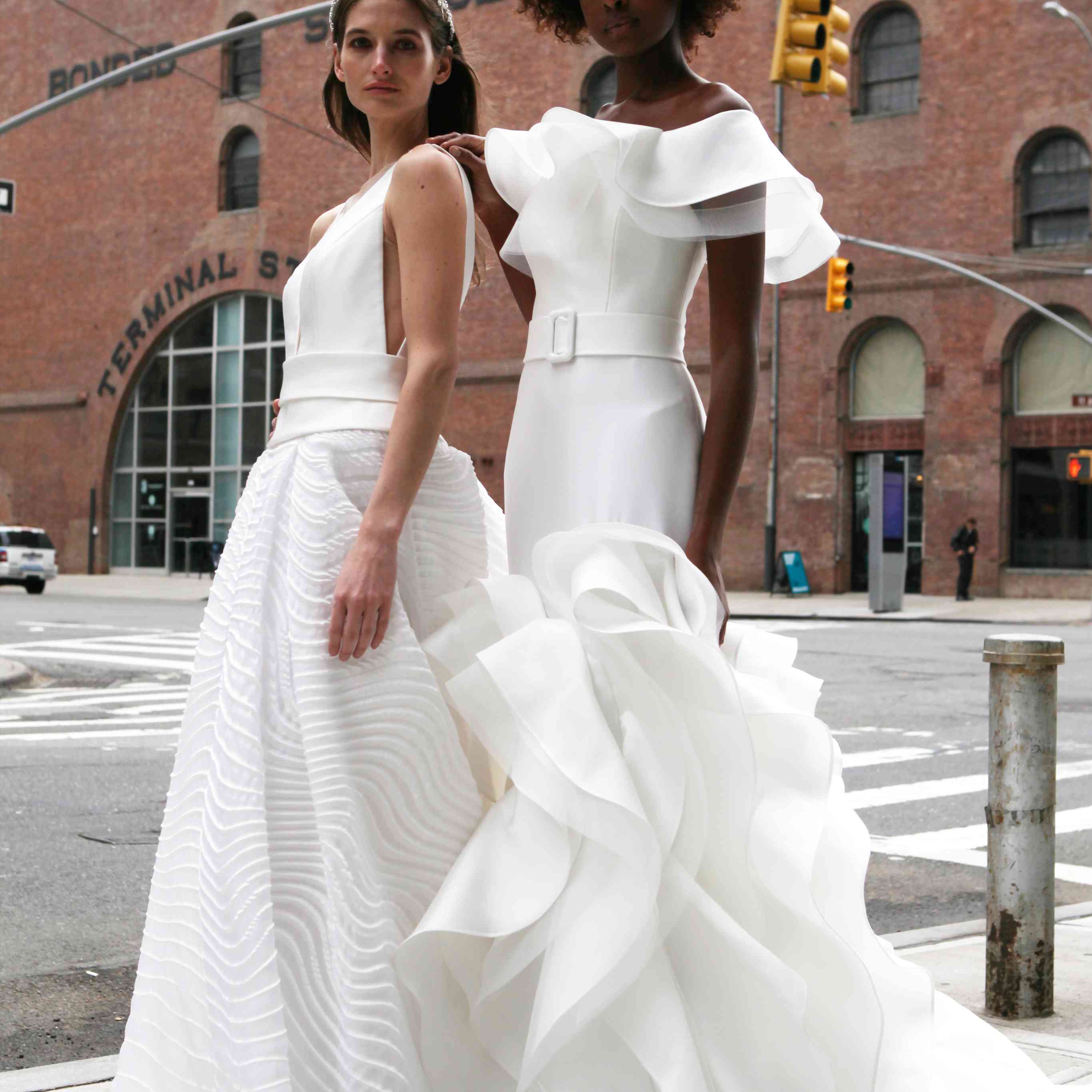 两种型号站在人行道上，一个在绉纱长礼服（左）和其它在发威配合和耀斑绉礼服