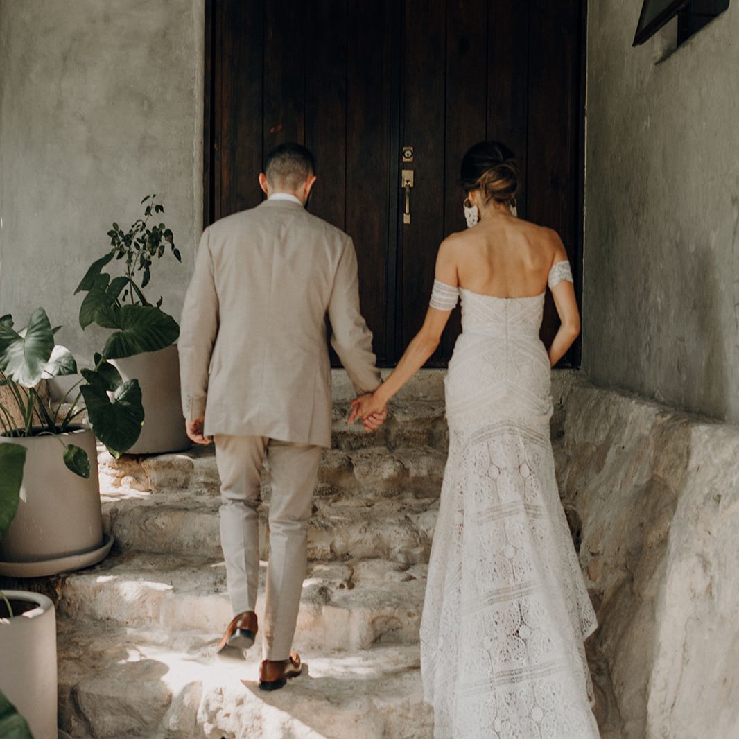 新娘和新郎手牵手