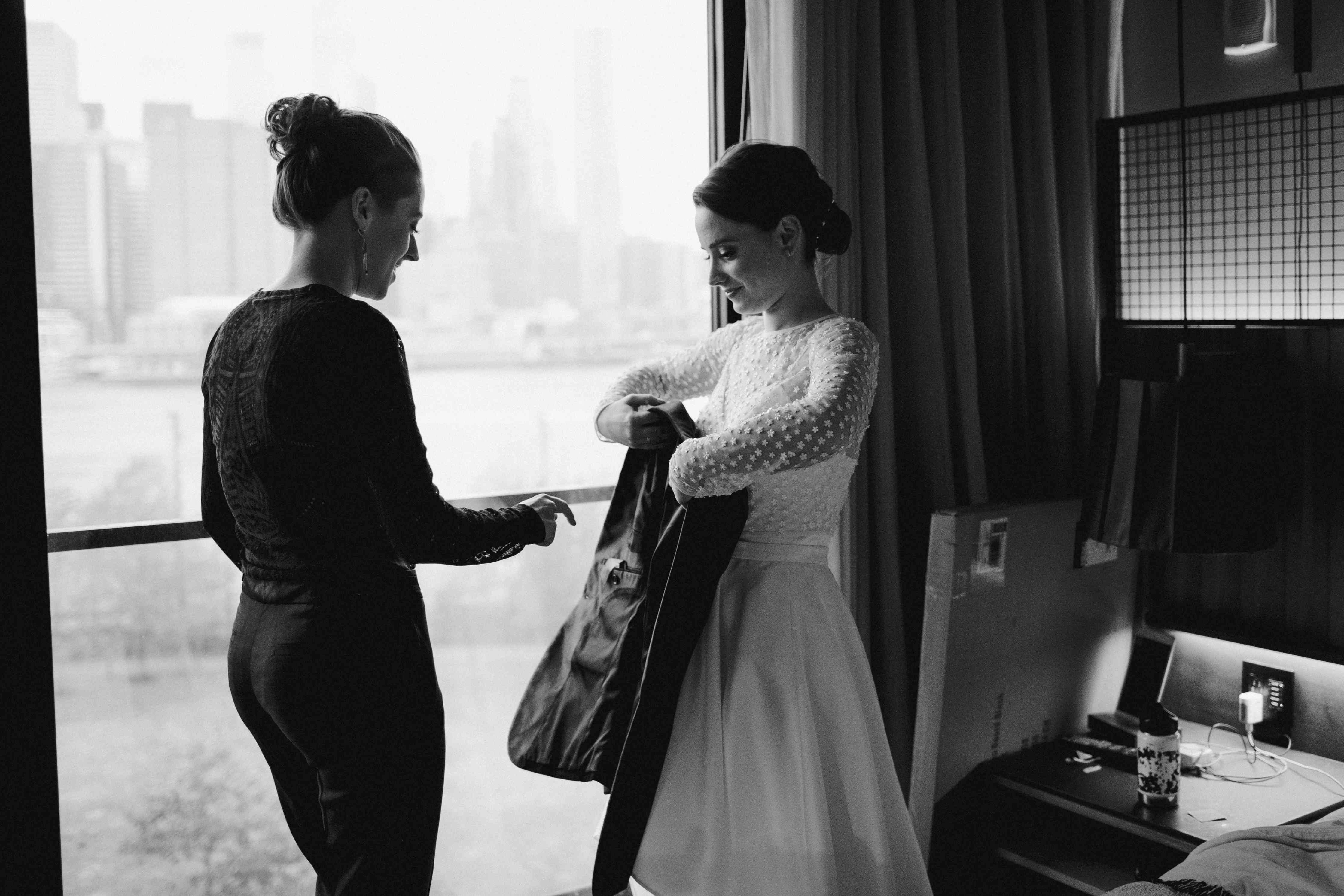 新娘得到仪式前准备“class=