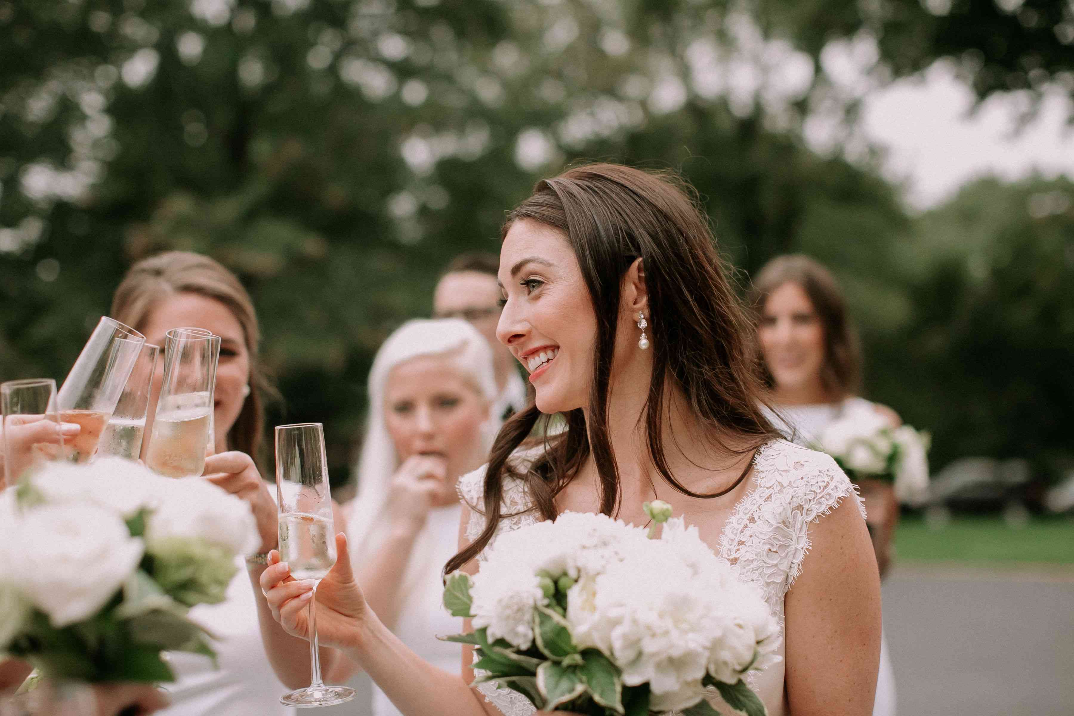 新娘与新娘聚会时碰着香槟酒杯