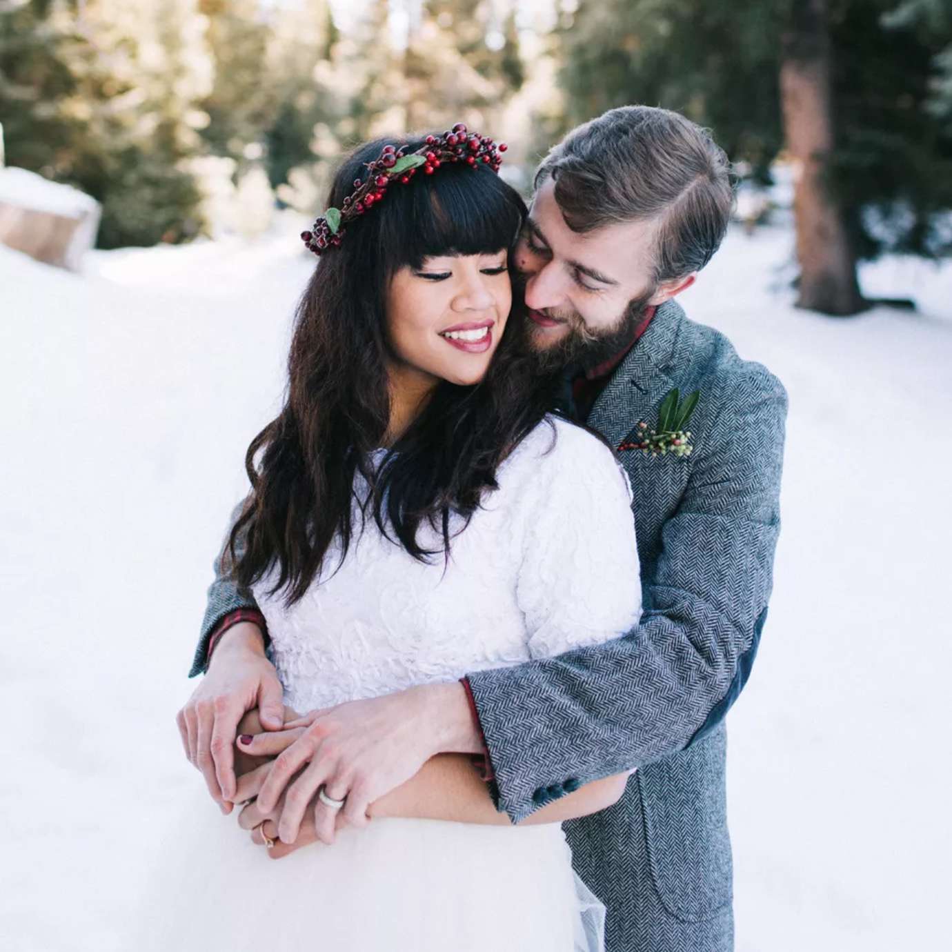 新婚夫妇在雪地里拥抱