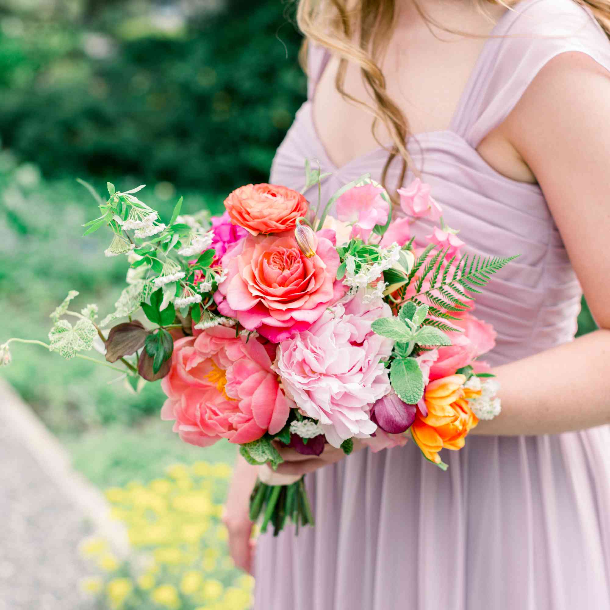 <p>柔和的伴娘连衣裙和五颜六色的花束</ p> <br> <br>