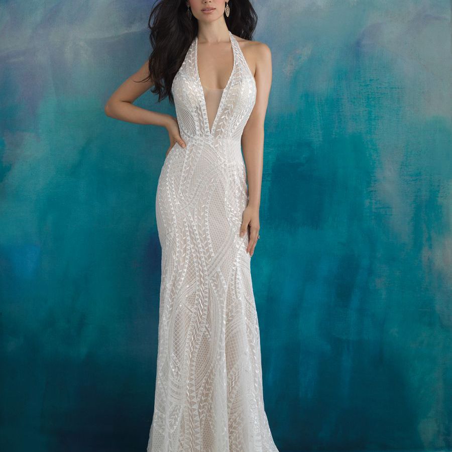 模特在错觉领口婚纱几何刺绣