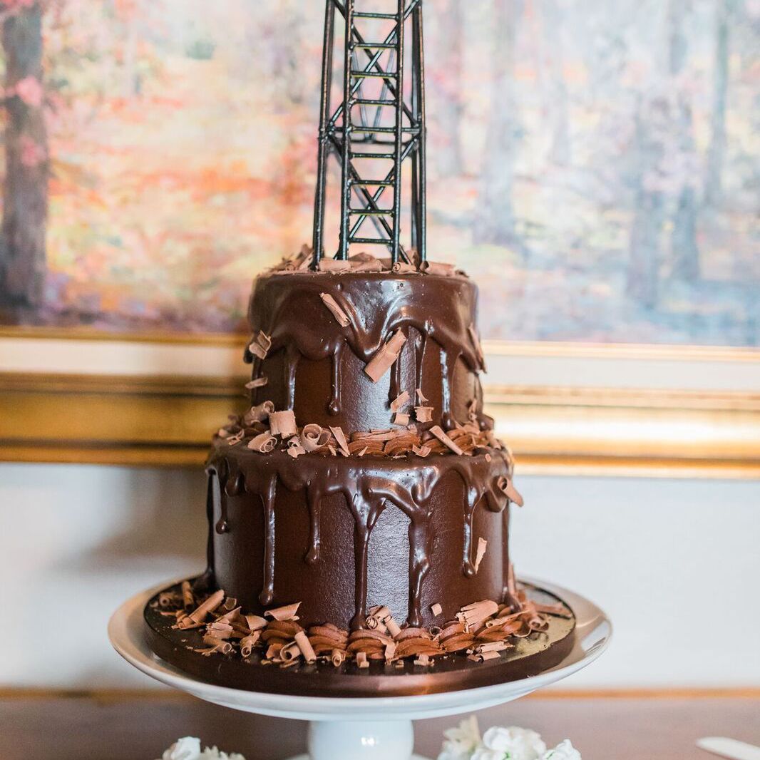 新郎的蛋糕的图片，看起来像一个石油钻井平台