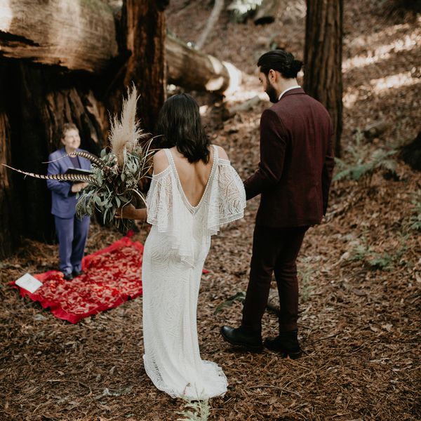 <p新娘和新郎走过红毯<p