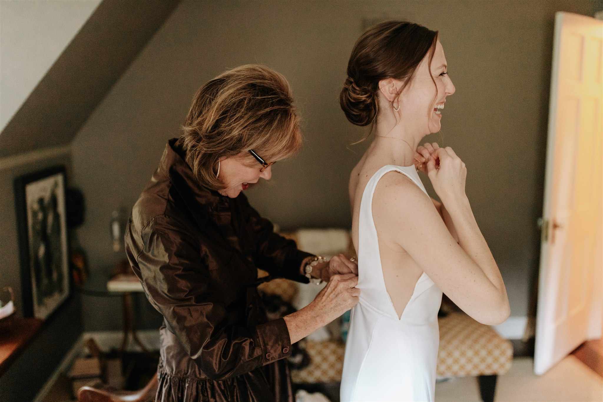 新娘钮扣女儿的礼服母亲