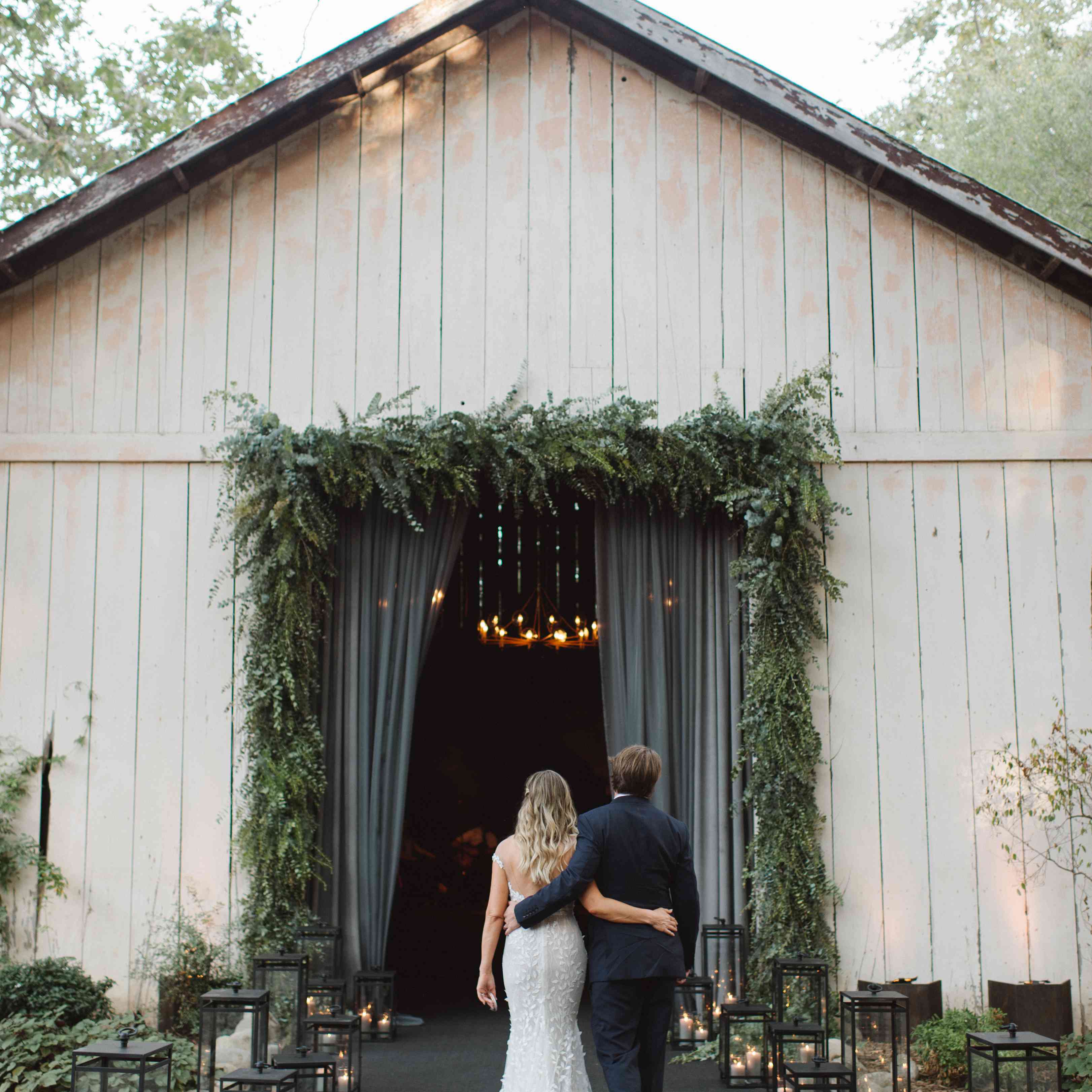 新娘和新郎走进谷仓场地