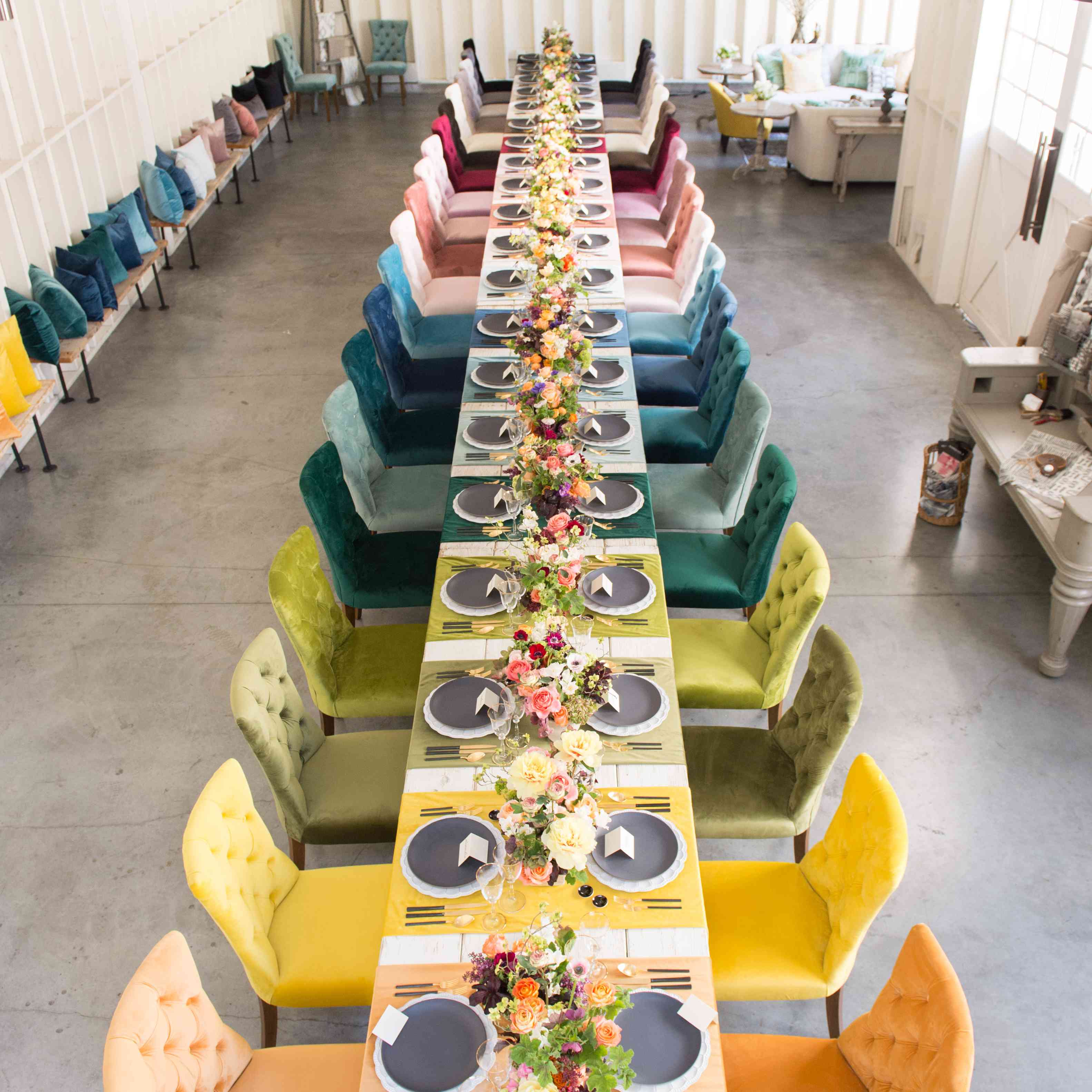 颜色深浅渐进的椅子