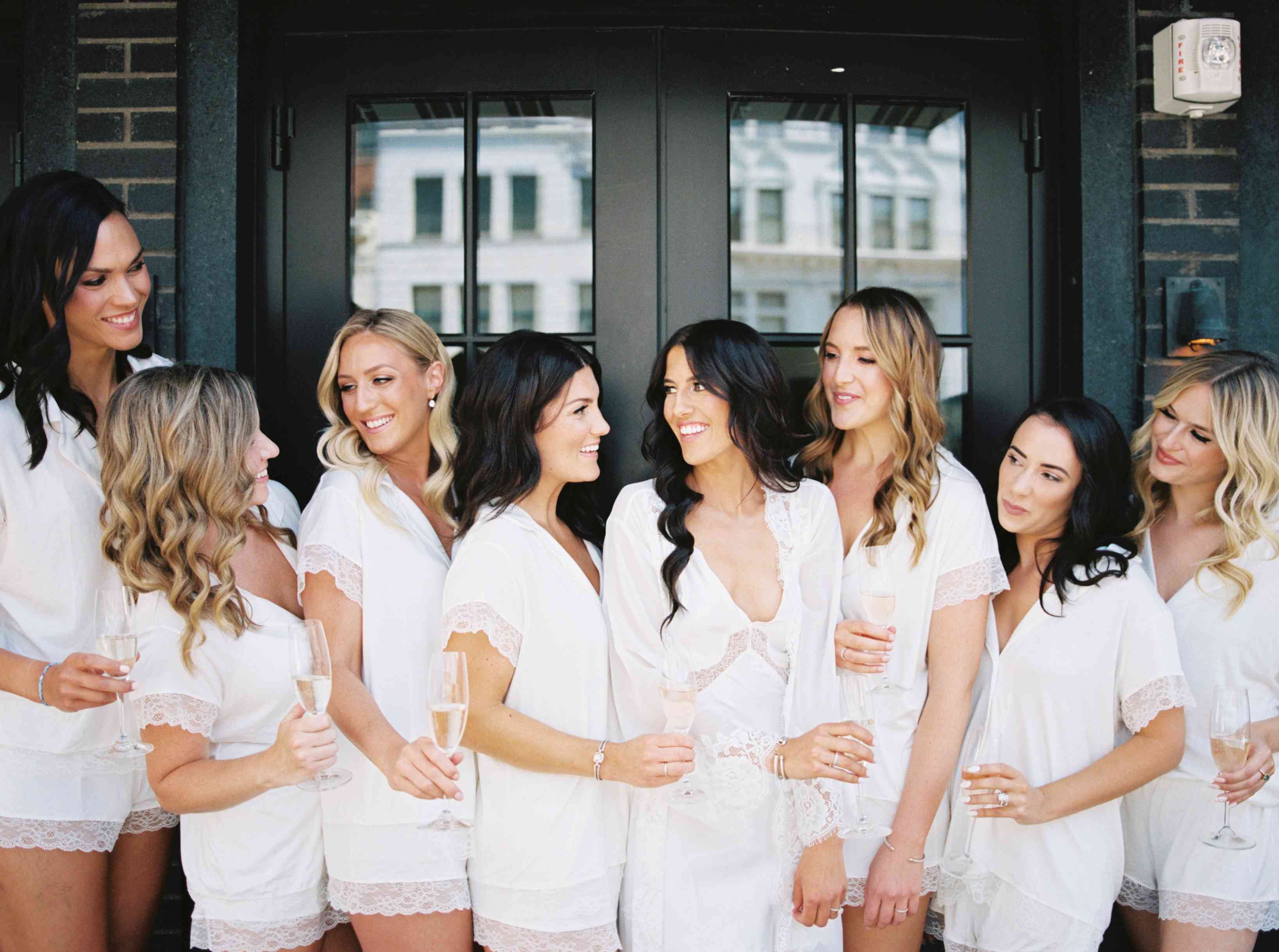 新娘和伴娘们正在准备