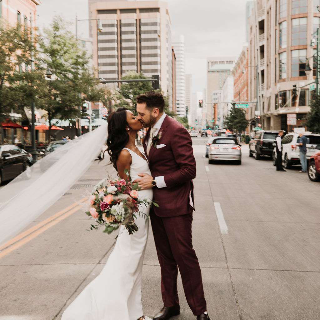 新娘和新郎接吻