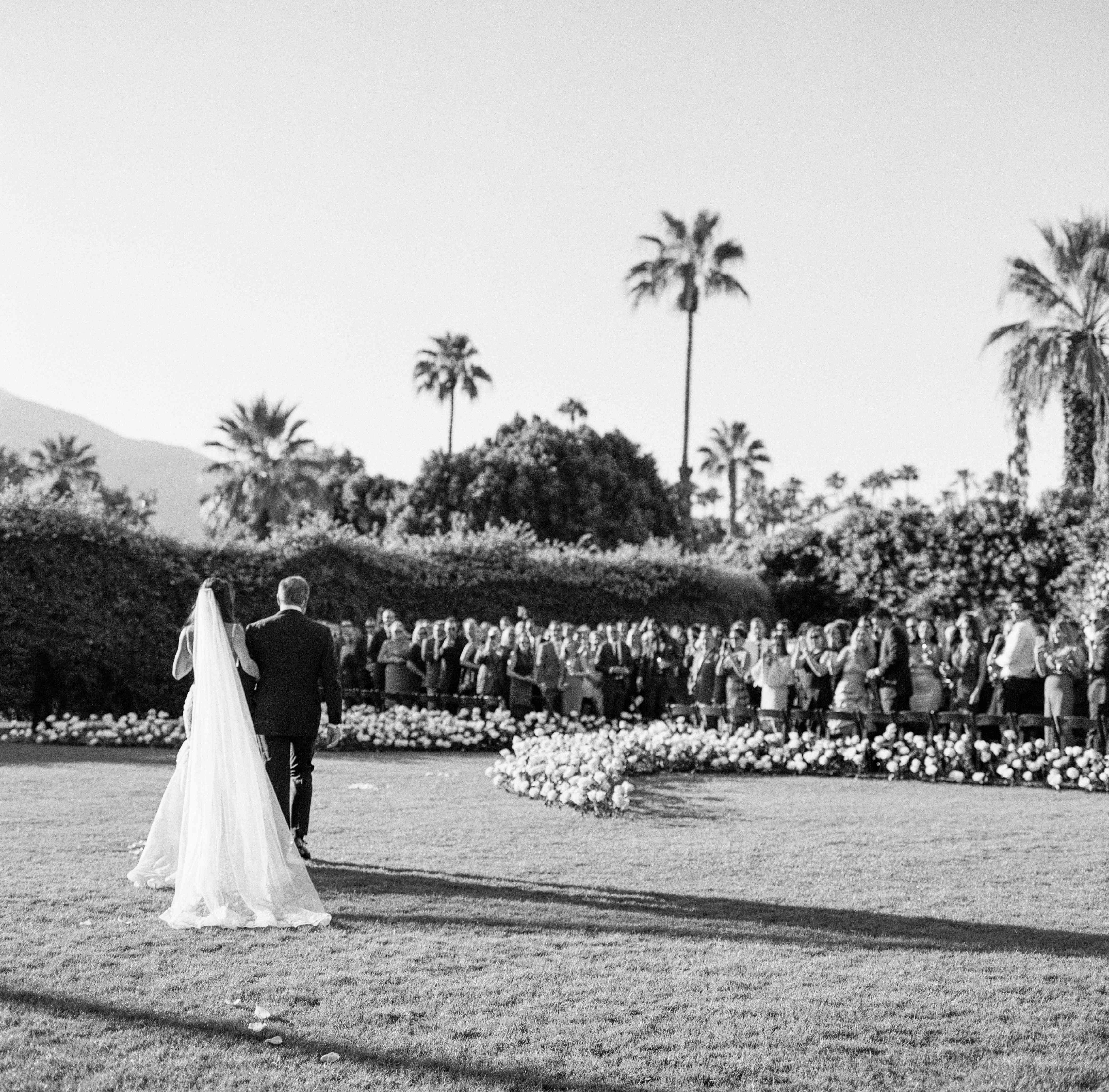 新娘和父亲走在走道