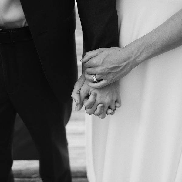 新娘和新郎手牵着手