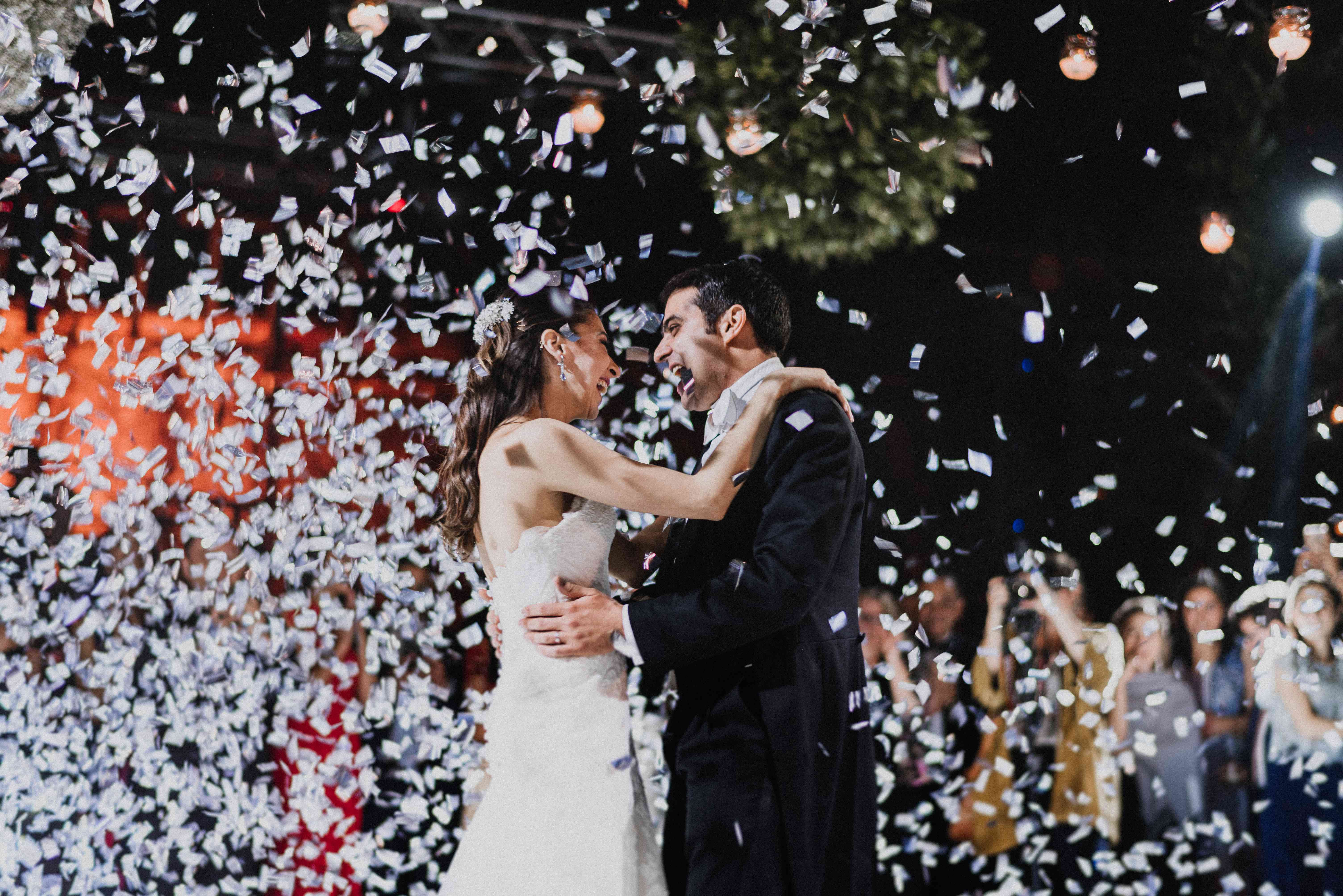 在舞池纸屑下降